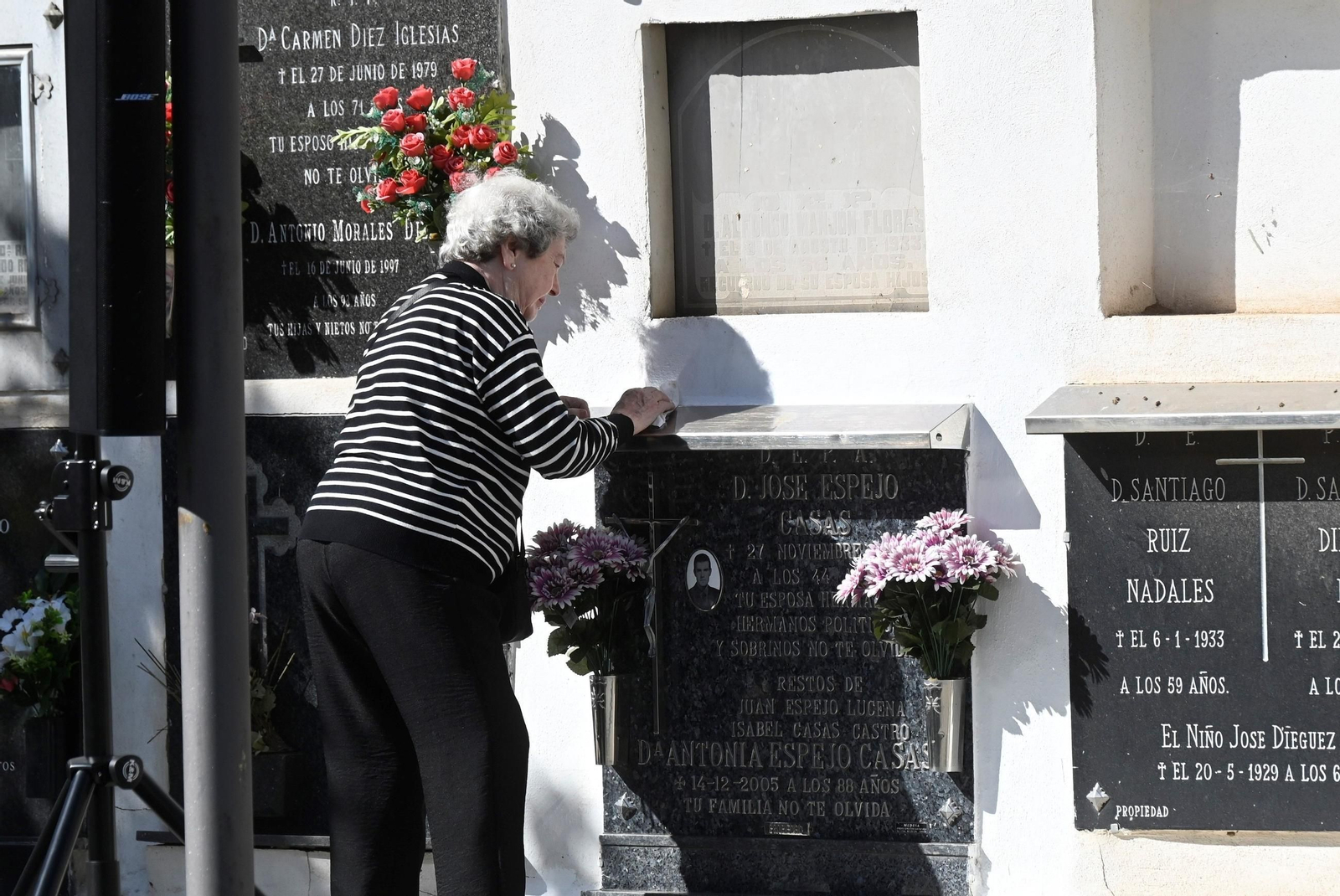 Las imágenes del Día de los Santos en los cementerios de Córdoba