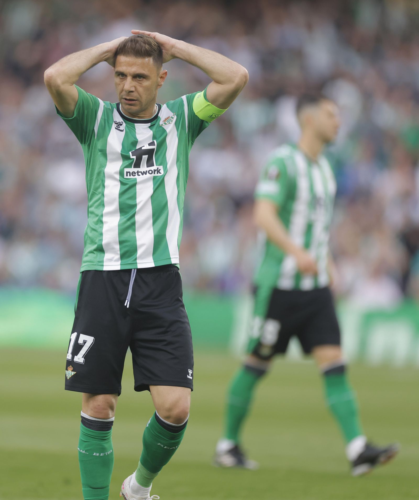 Joaquín se lamenta tras dar en el palo su gran disparo en la primera parte.