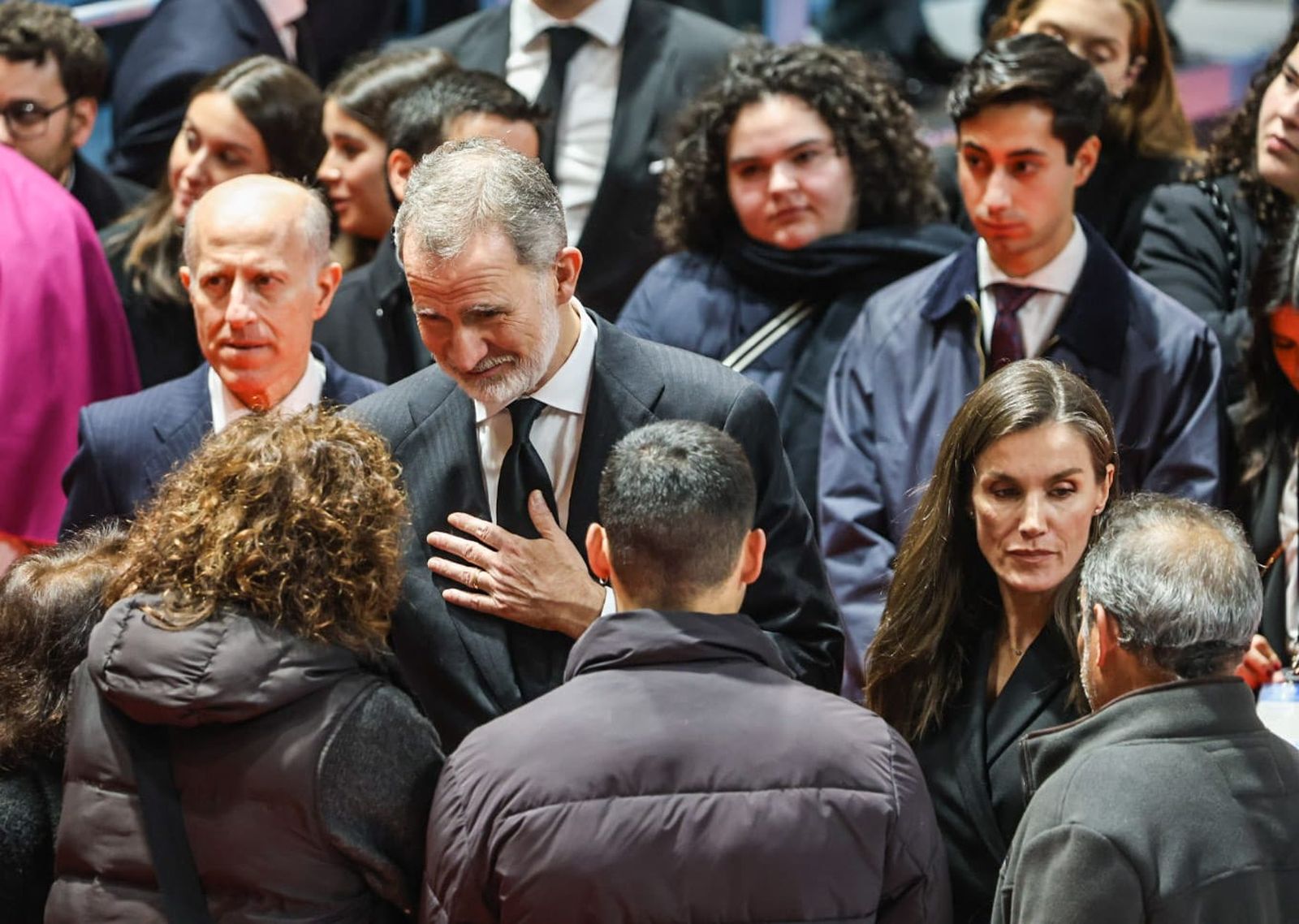 Los Reyes Felipe VI y doña Letizia se acercan a los familiares de las víctimas de Adamuz.