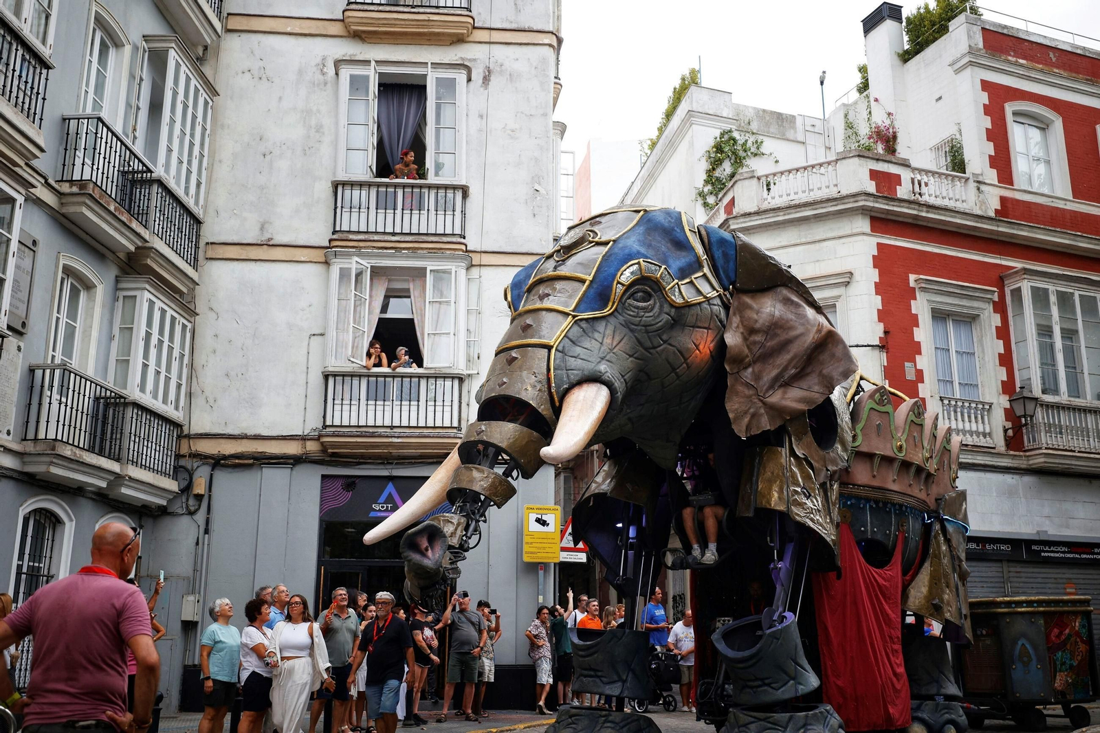 Las imágenes de Gades Romana 2025: la comitiva y el espectáculo inaugural en Cádiz