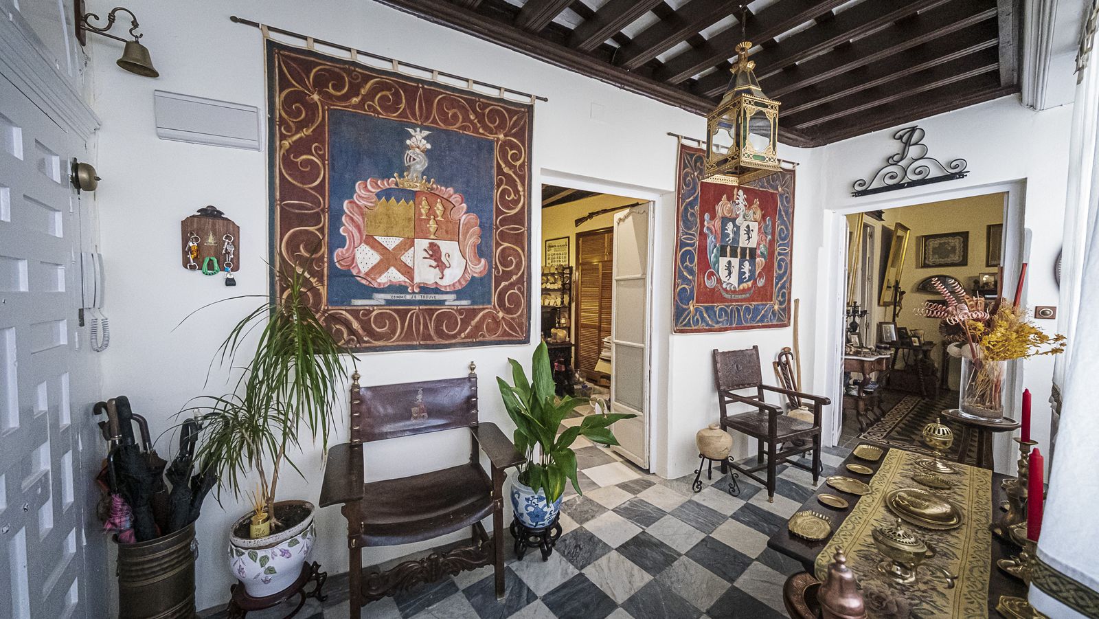 Un par de reposteros con los escudos familiares, en la entrada de la casa.