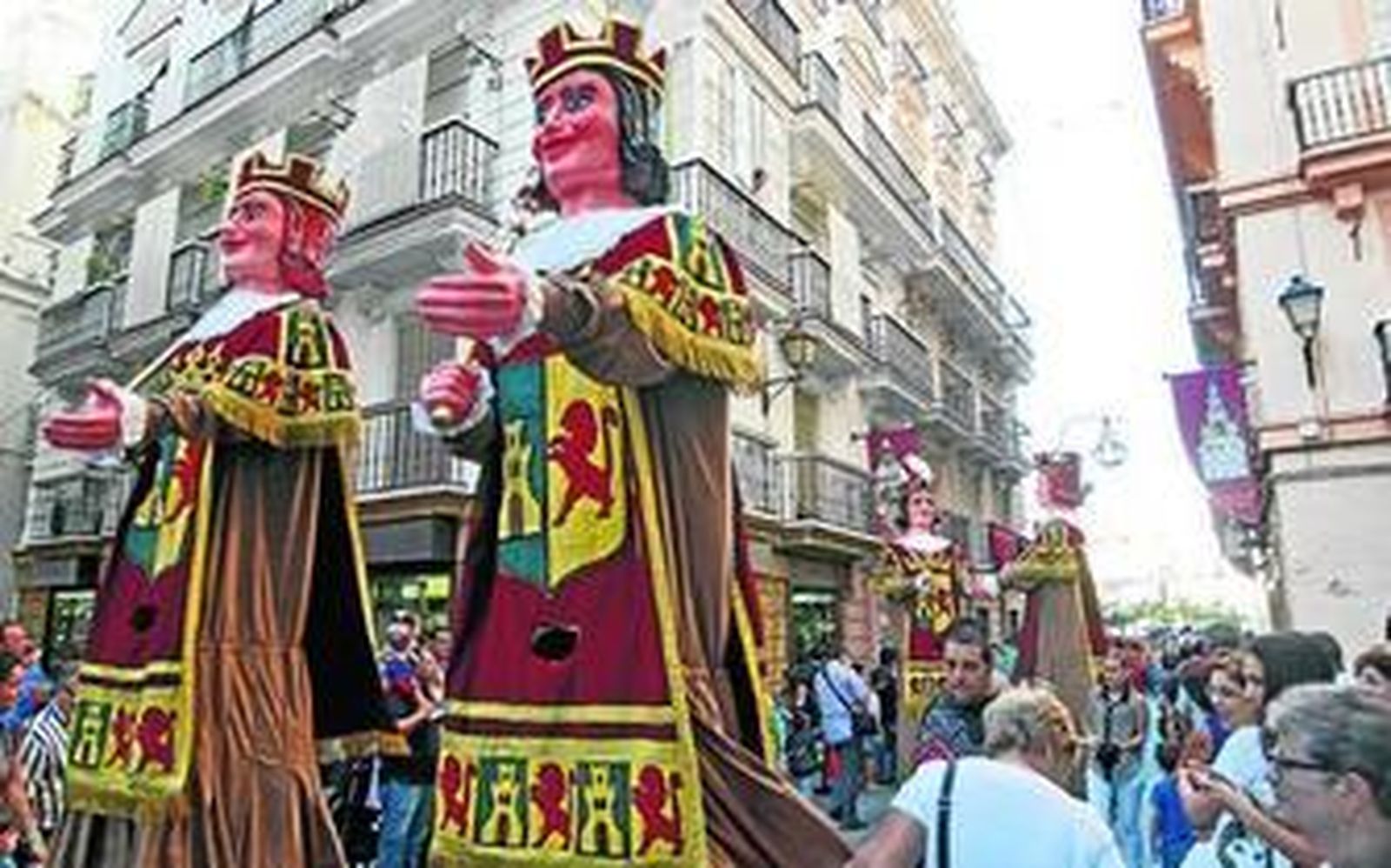 Los gigantes que representaban a Alfonso X El Sabio cruzan la calle Pelota en la cabalgata de ayer.