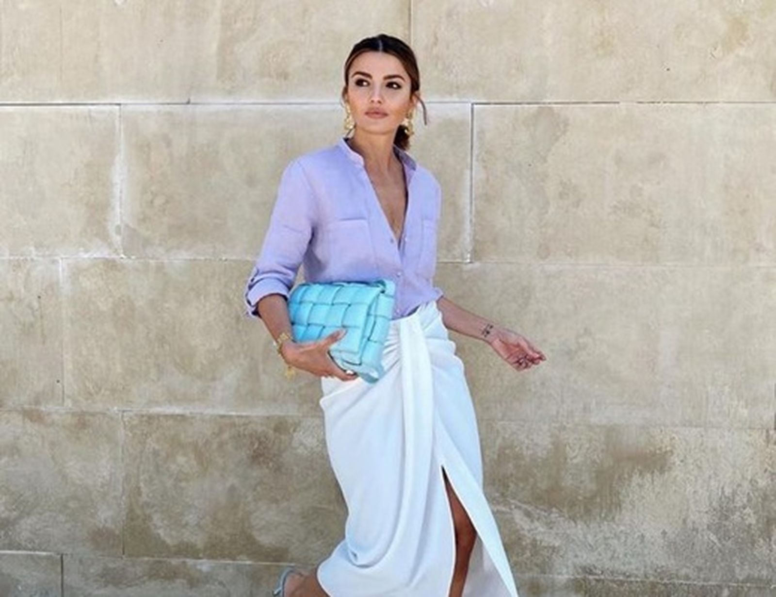 La falda pareo, además de ser tendencia, favorece un montón porque enmarca la cintura y disimula tripa.