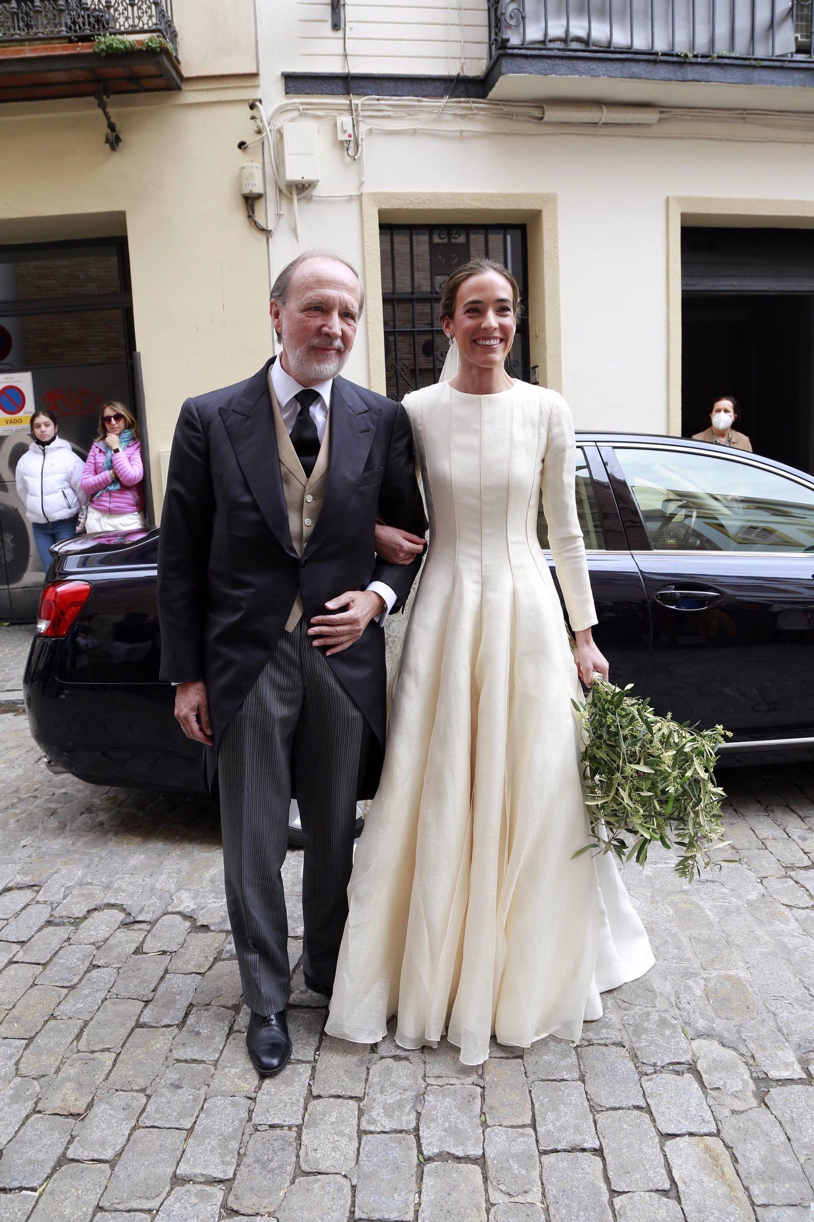 La novia, del brazo de su padre y padrino