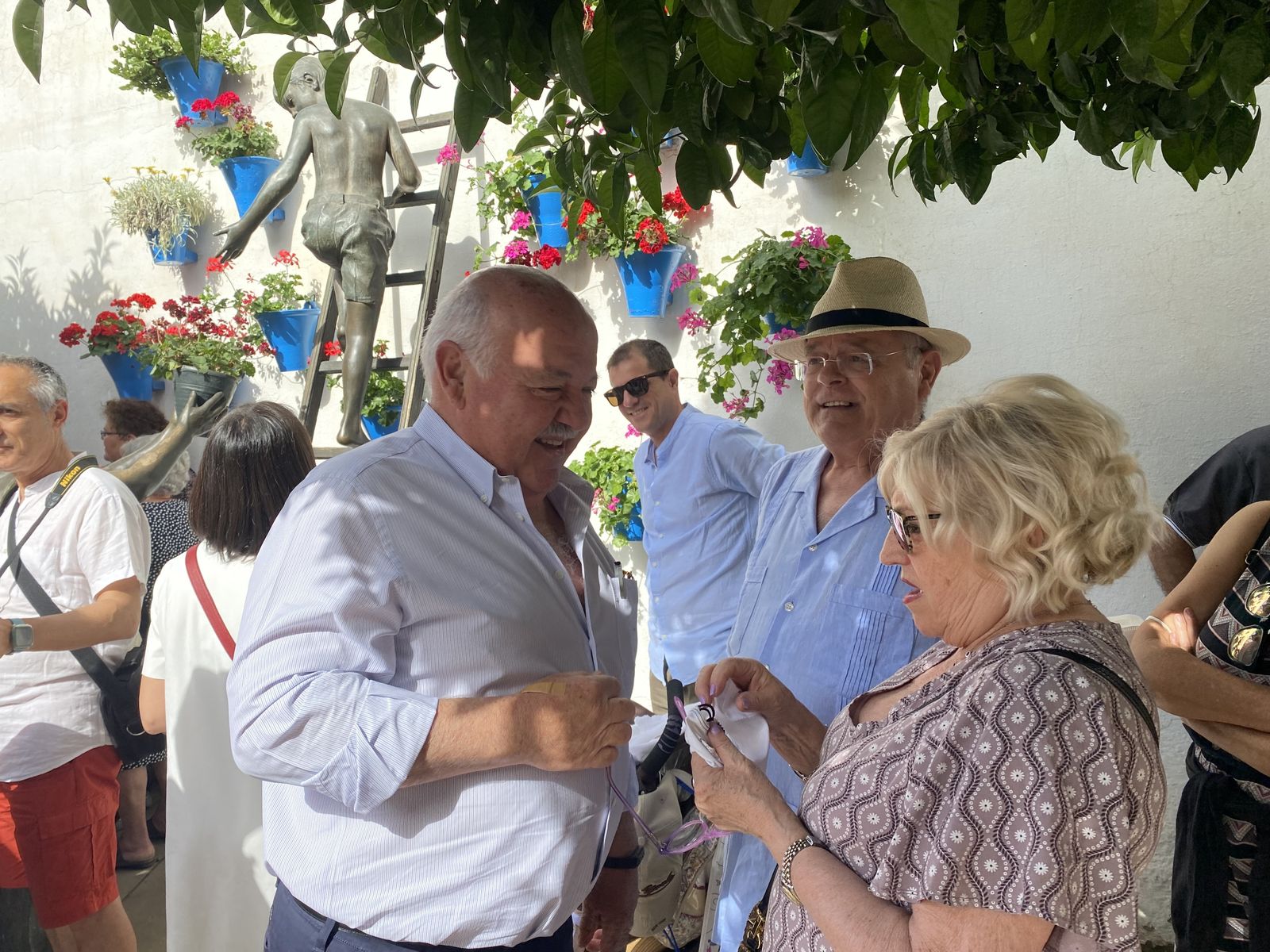 El consejero de Salud y Familias, Jesús Aguirre, en su visita a los Patios de Córdoba.
