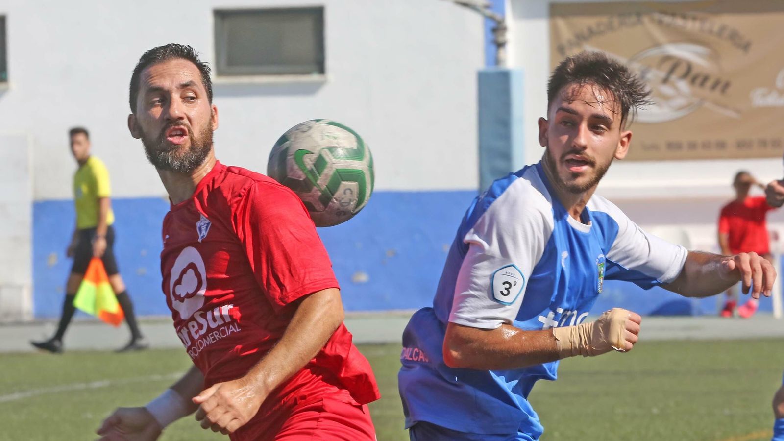Pablo Benítez y un rival, buscando un balón que se escapa por sus espaldas. Pablo Benítez y un rival, buscando un balón que se escapa por sus espaldas.