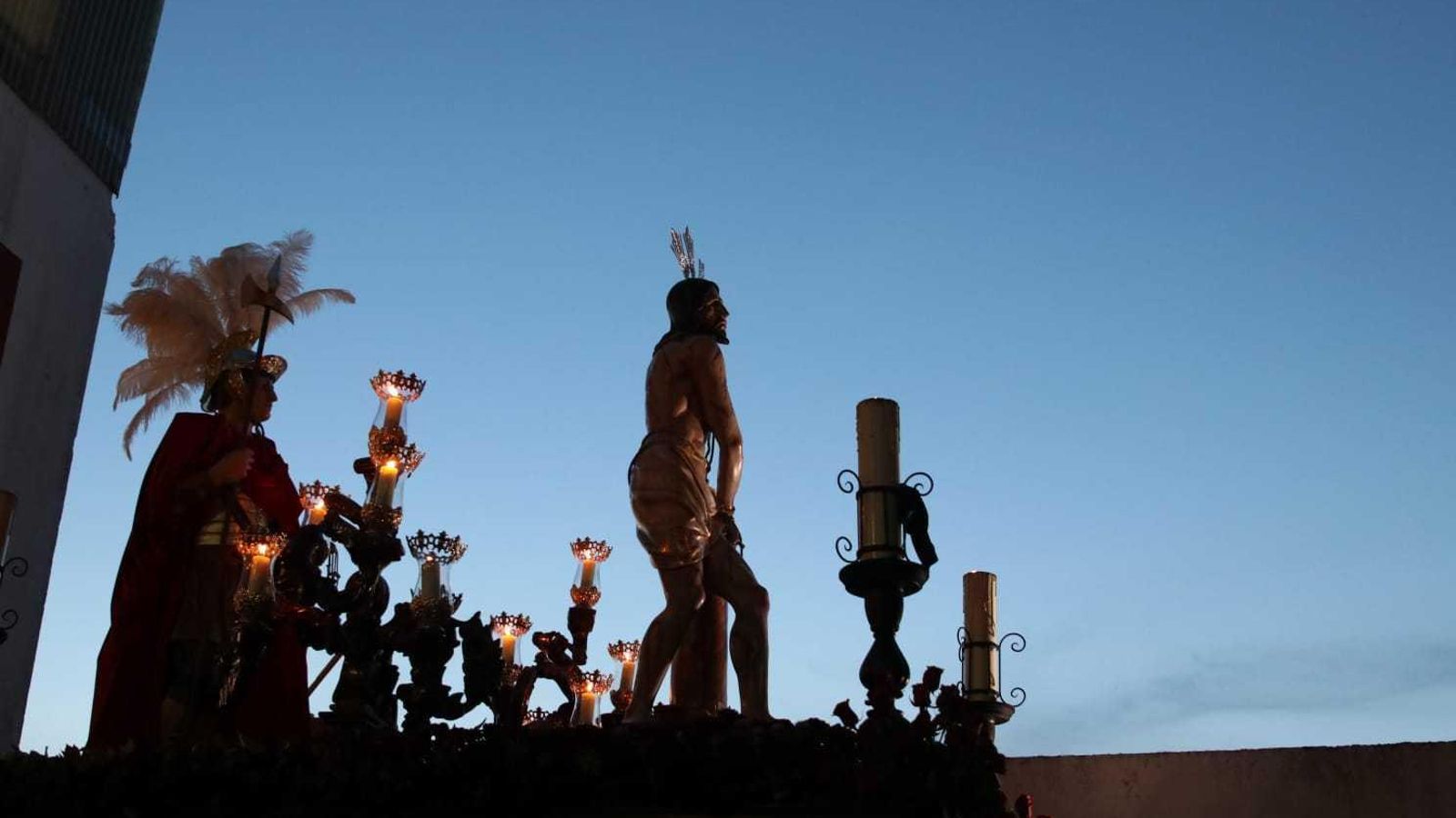 Jesús Amarrado contra el cielo del atardecer.