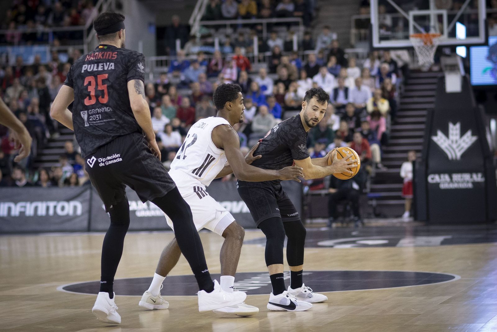 Ataque del Covirán Granada en un partido anterior en el Palacio