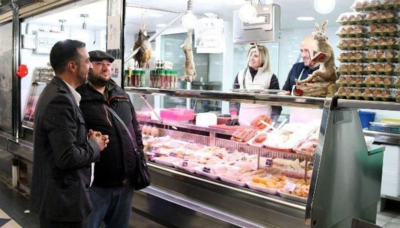 El delegado José Antonio Díaz con el presidente de la plaza, ayer, visitando el mercado.