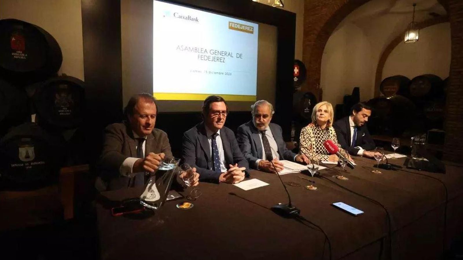 Evaristo Babé, en el centro, durante la asamblea general de Fedejerez de diciembre de 2023.