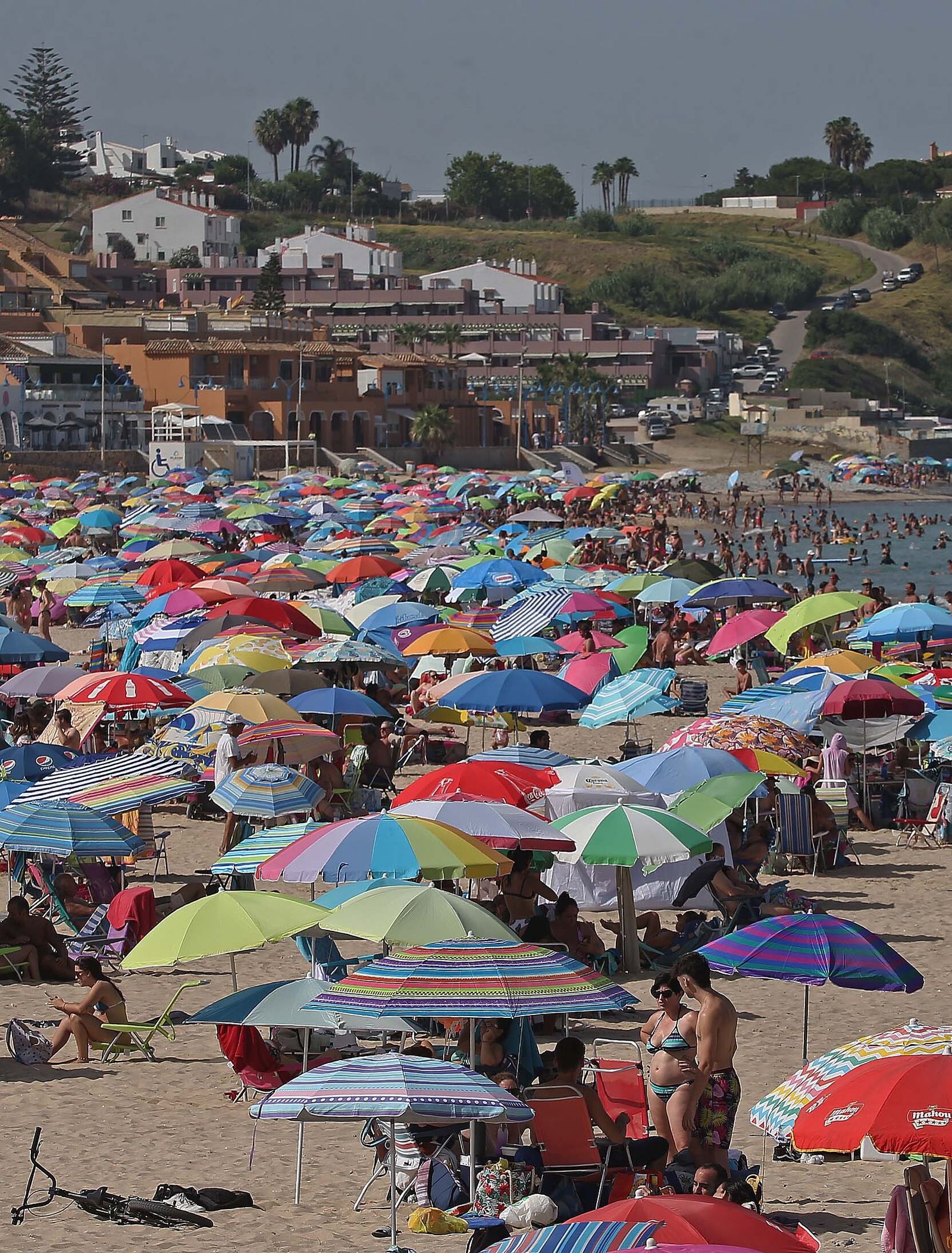La playa de Getares abarrotada este domingo, en imágenes