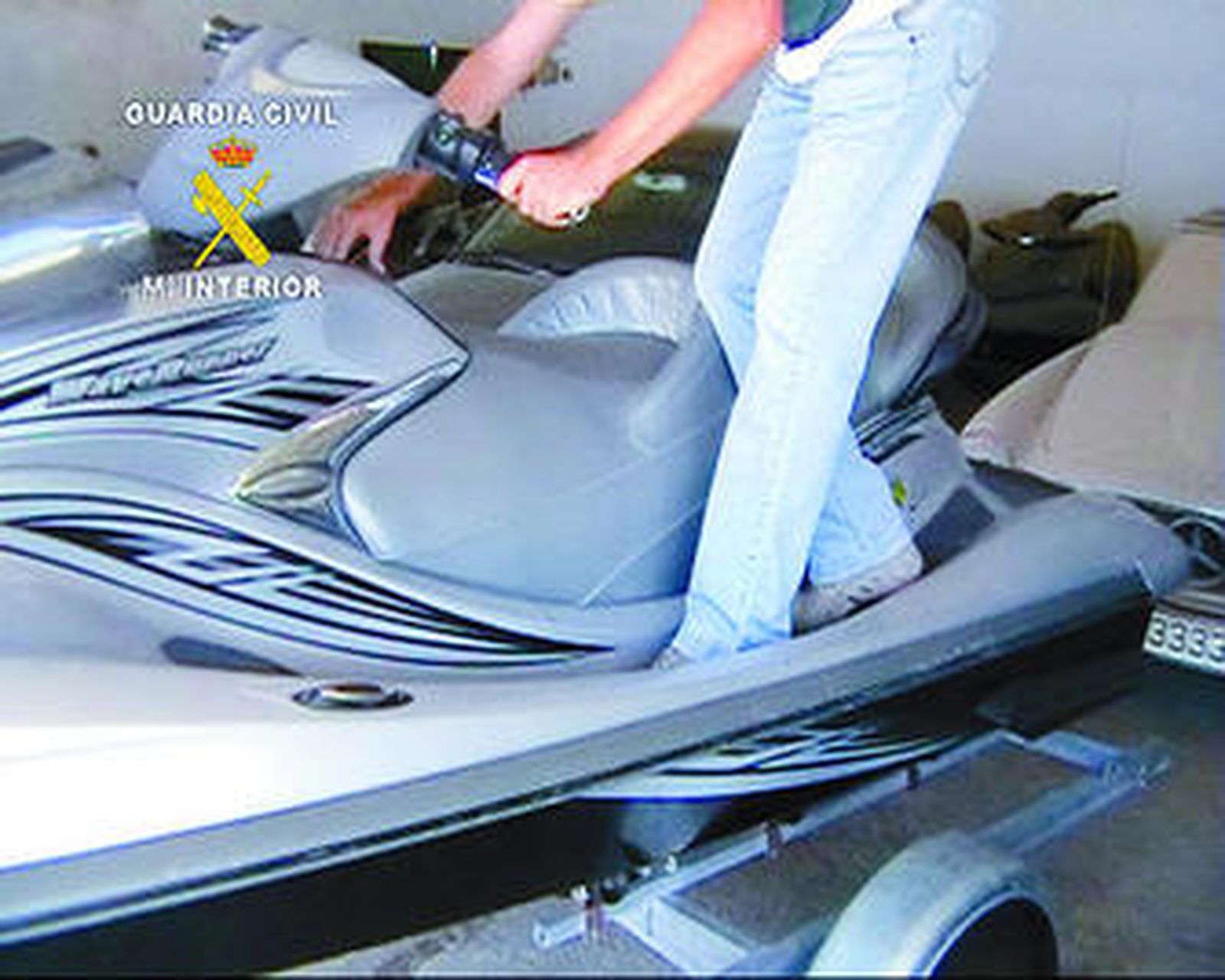 Una de las motos acuáticas intervenidas a los detenidos.