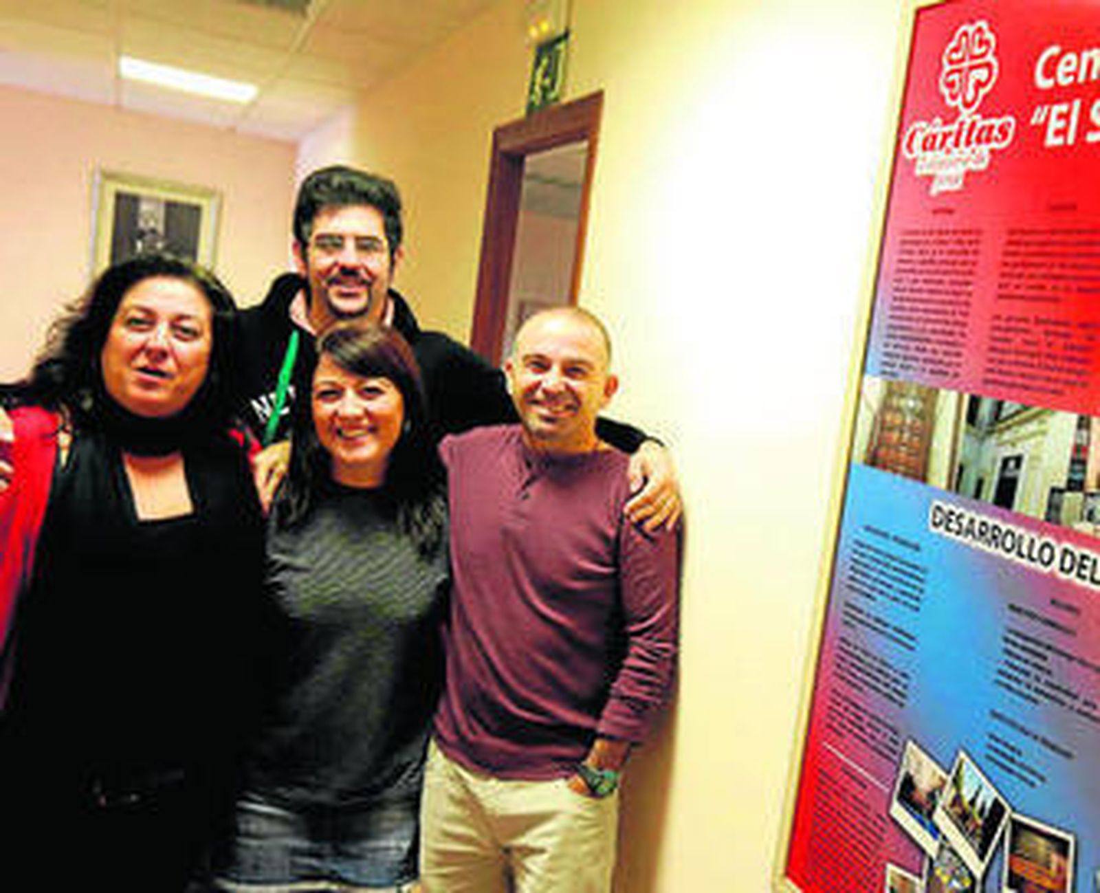 Francisco (d), con compañeros del centro y Luis, en Cáritas.