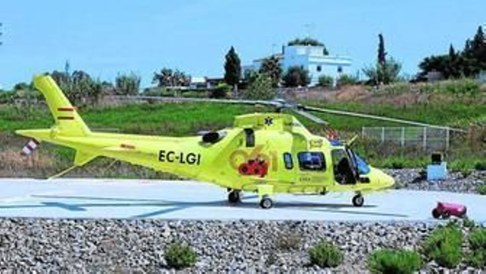 El helicóptero del 061, fotografiado ayer en el helipuerto habilitado en el hospital de Jerez.