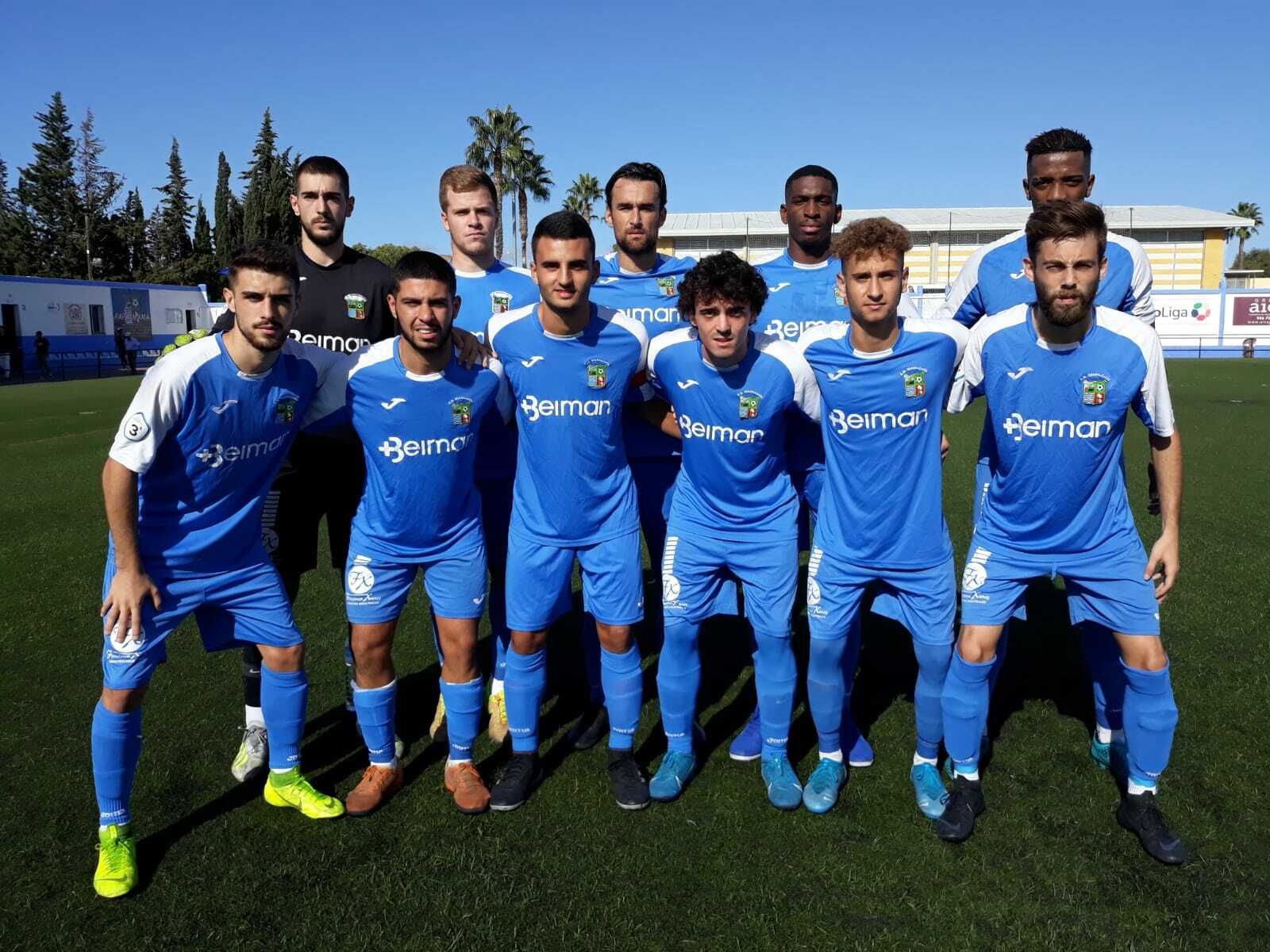 Formación inicial del Guadalcacín, con el franco-gabonés Lyvann Kevine y el colombiano Jhon.