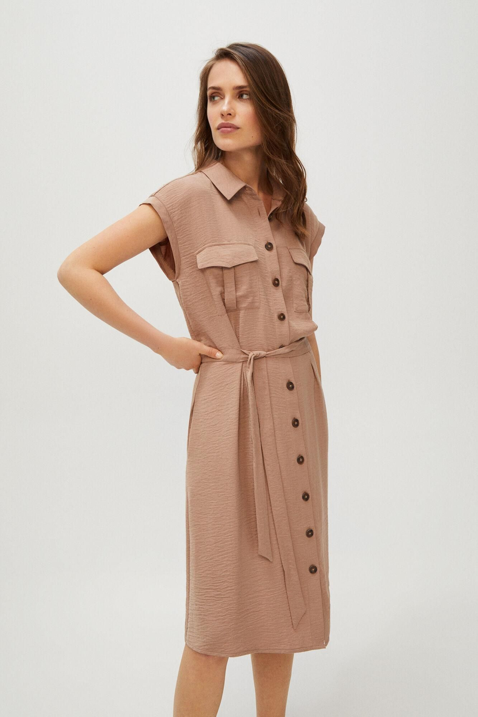 Vestido camisero con cinturón de Cortefiel. Vestido camisero con cinturón de Cortefiel.