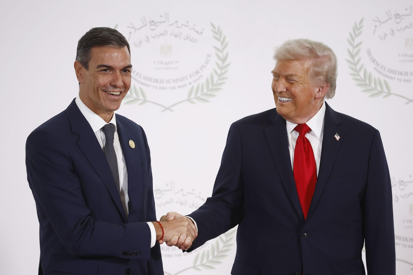 El presidente del Gobierno, Pedro Sánchez, y el líder de Estados Unidos, Donald Trump, este lunes en Egipto.