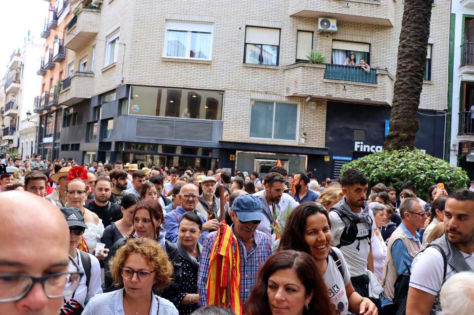 El Rocío 2023: Imágenes de la Hermandad de Emigrantes en su salida de Huelva