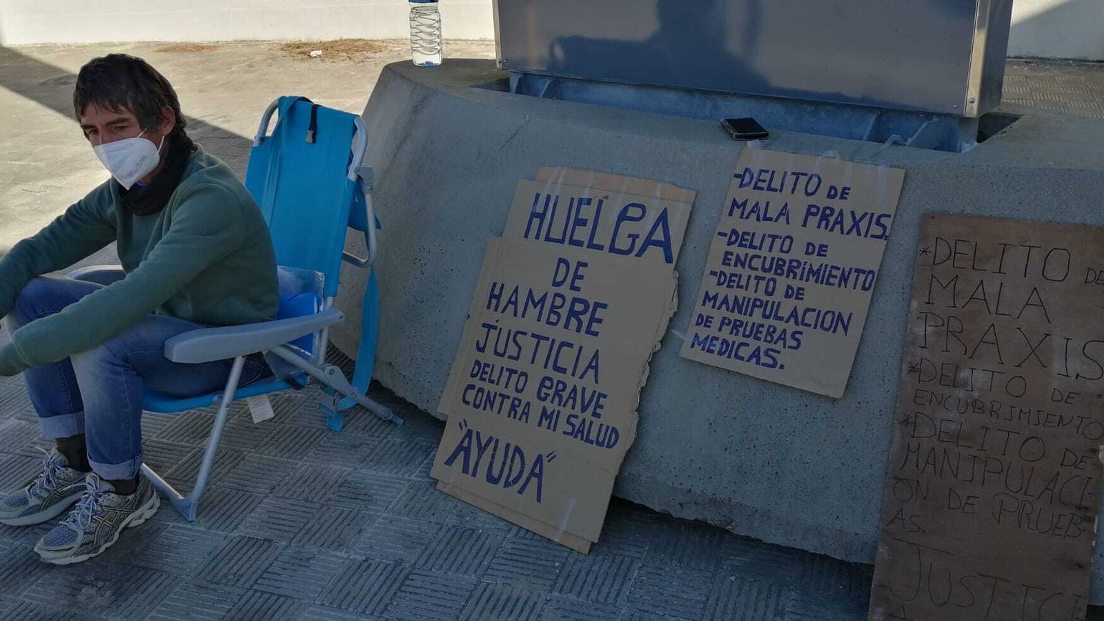 José Ángel Bódalo en la huelga que mantiene en la puerta del Hospital de Puerto Real