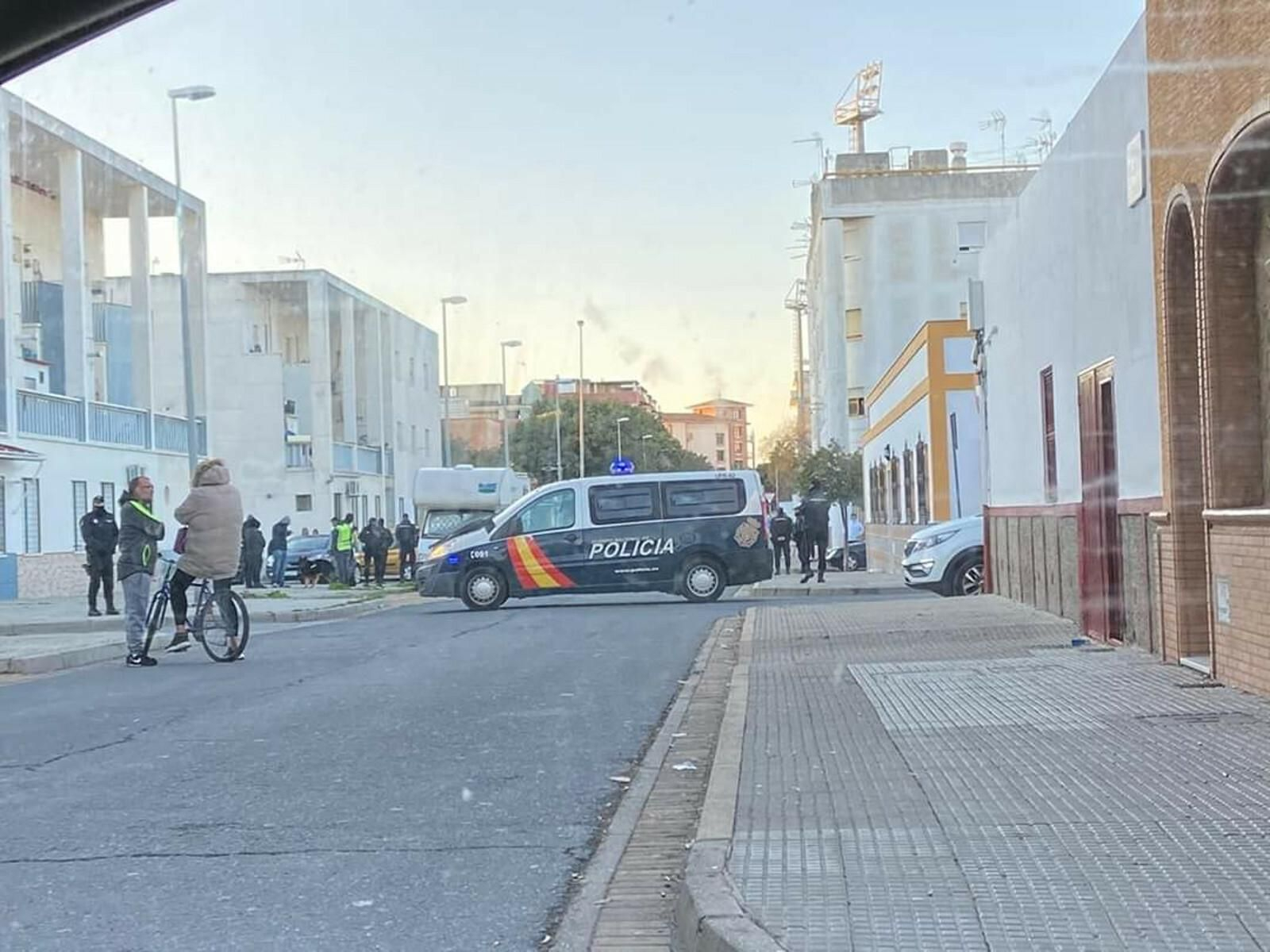 La Policía Nacional actuando ayer en la zona de Isla Cristina conocida como 'Los pisos blancos'.