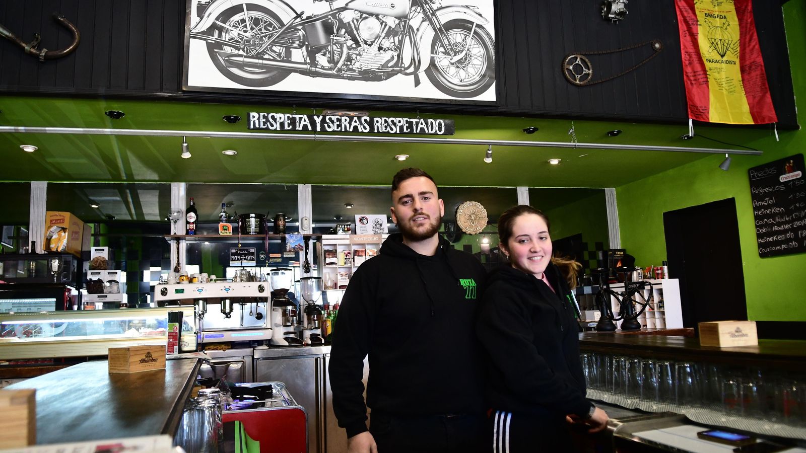 Parte del equipo de trabajo de la Cervecería Ruta 77.