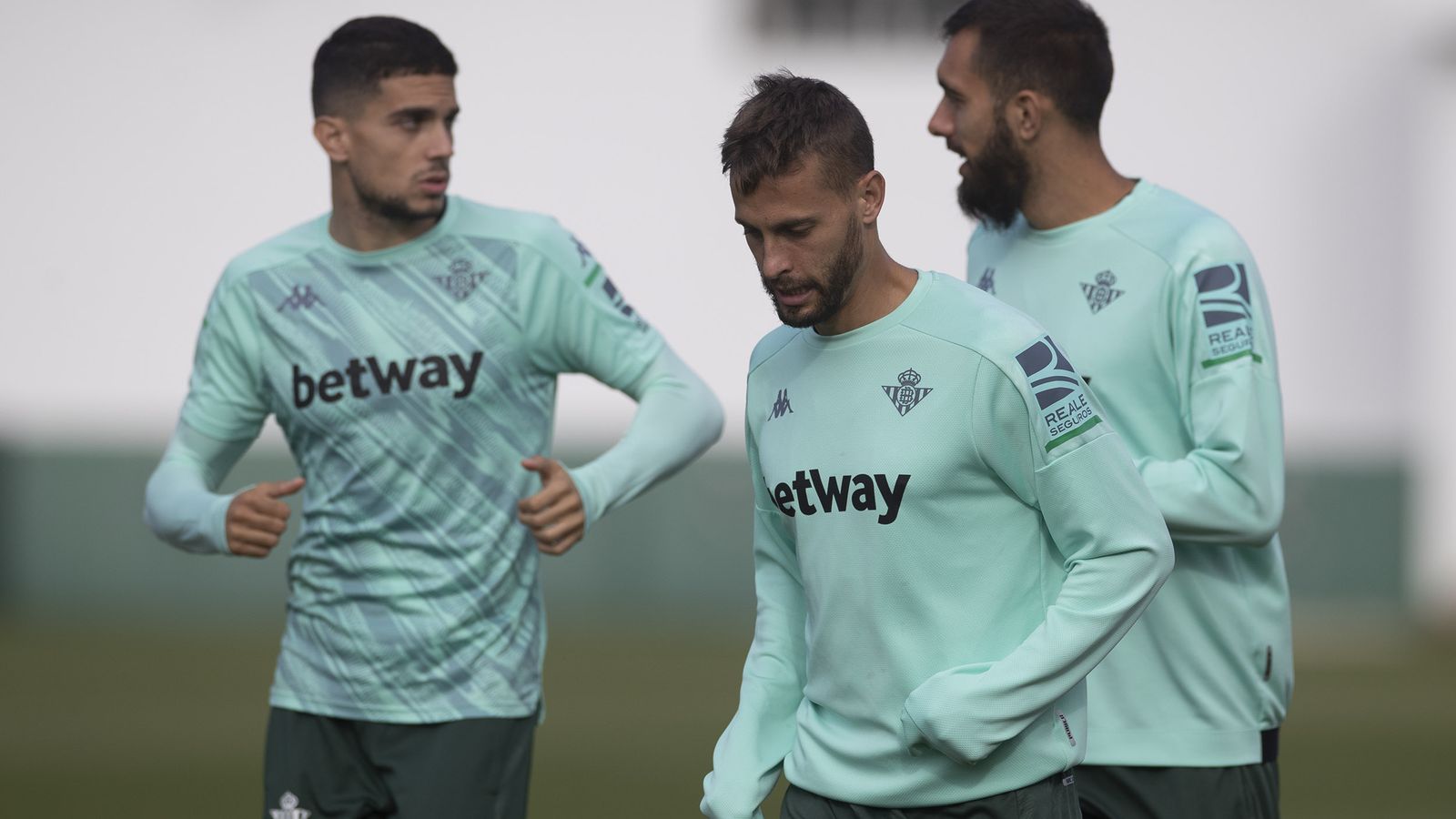 Canales junto a Bartra y Borja Iglesias.