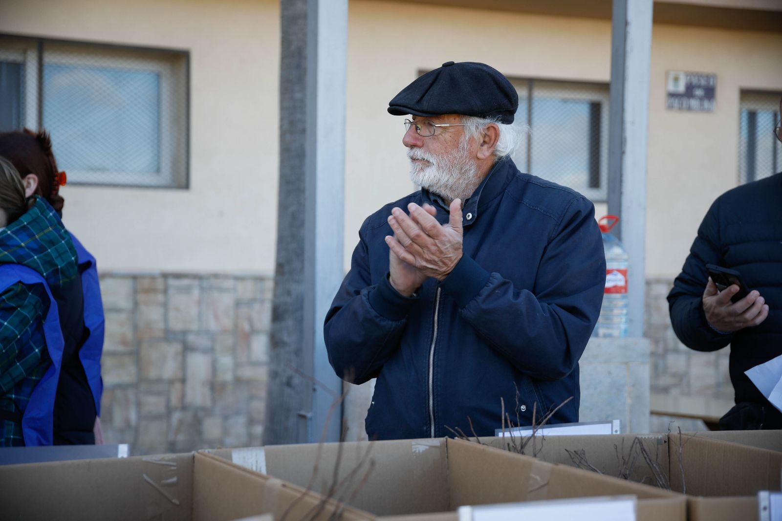 Imágenes del reparto de Parras en Alhama de Almería