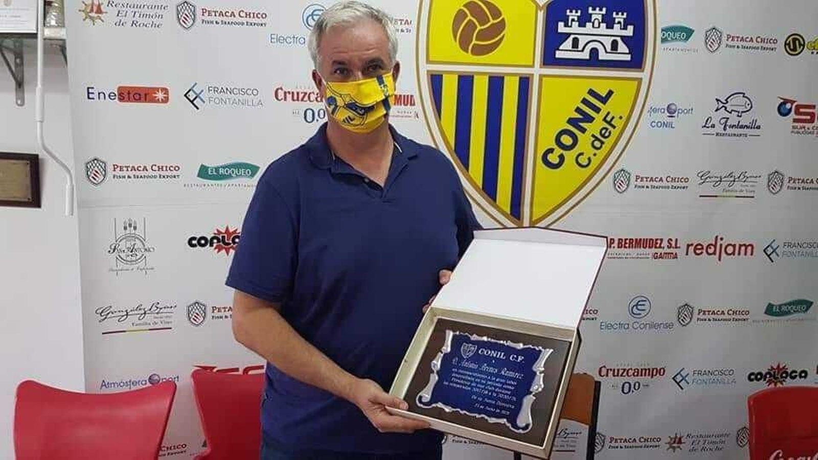 Antonio Brenes recibió una placa por su impagable labor al frente del club conileño.