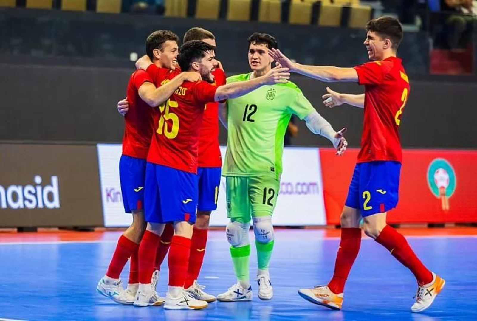 Dani Zurdo y Antonio Pérez celebran el tanto del ala de Bedmar.