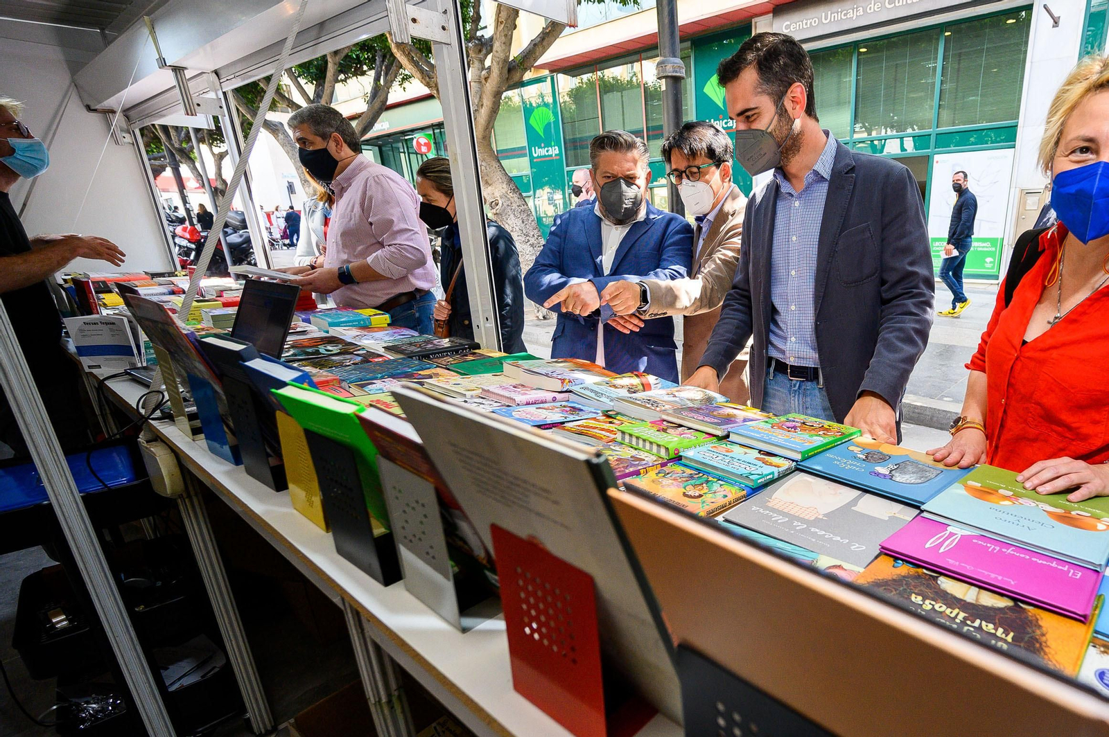 Visita de Ramón Fernández-Pacheco junto a Diego Cruz y Manuel Guzmán a la Feria de Libro.