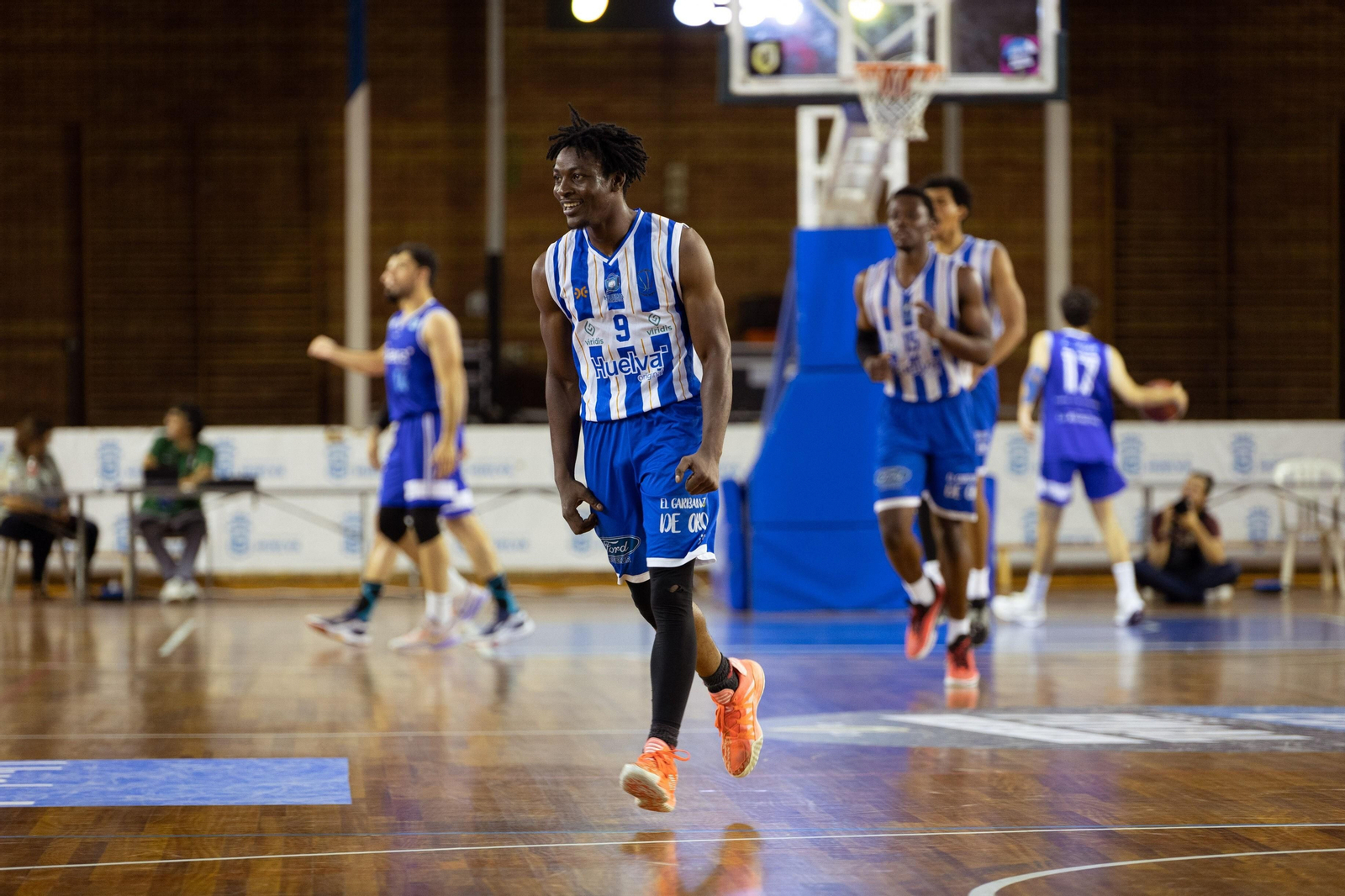 Godwin Boahen en el partido entre el Ciudad de Huelva y el Huelva Comercio por el ascenso a LEB Plata.