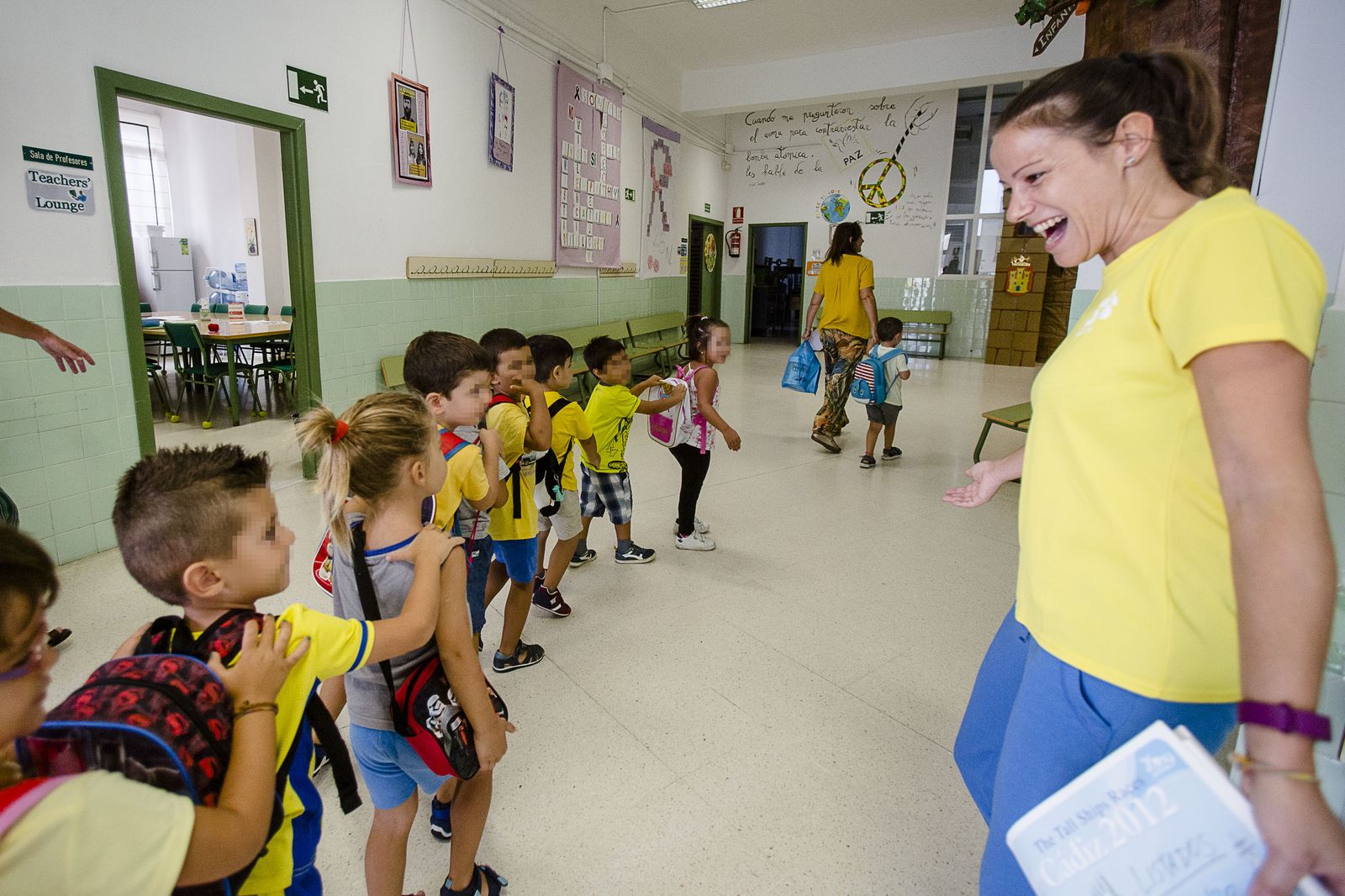 Una profesora da la bienvenida a los pequeños en el CEIP Celestino Mutis de la capital.