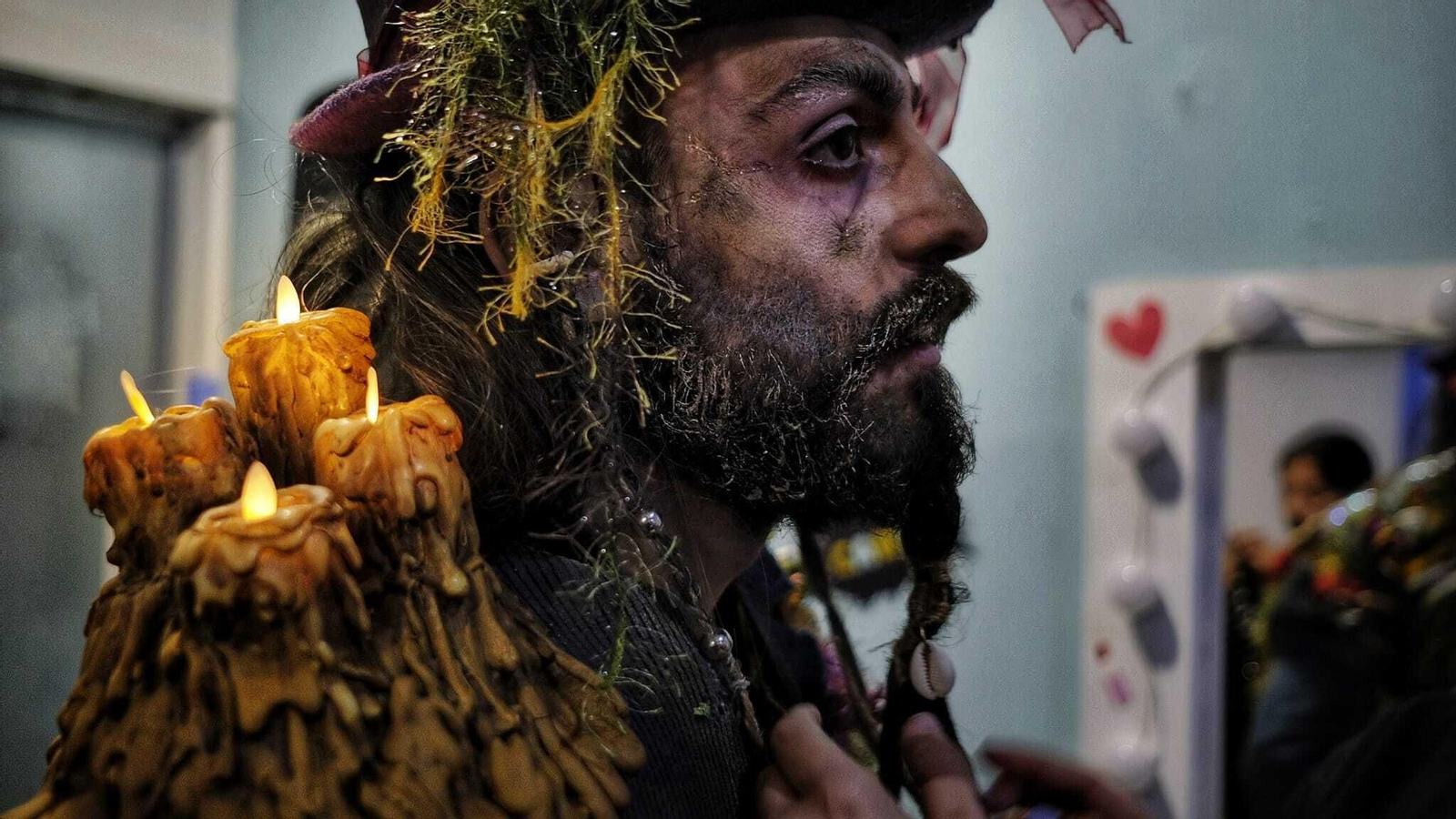 Uno de los integrantes de la comparsa 'La ciudad invisible' de Antonio Martínez Ares, en La Pecera, donde se prepararon antes de llegar al Falla.