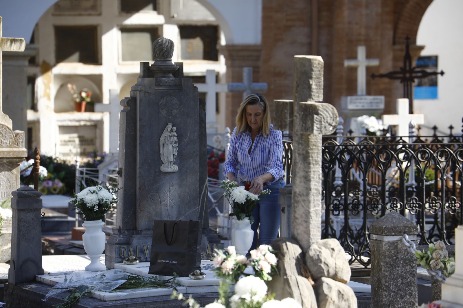 Las imágenes del día de Los Santos en los cementerios de Córdoba