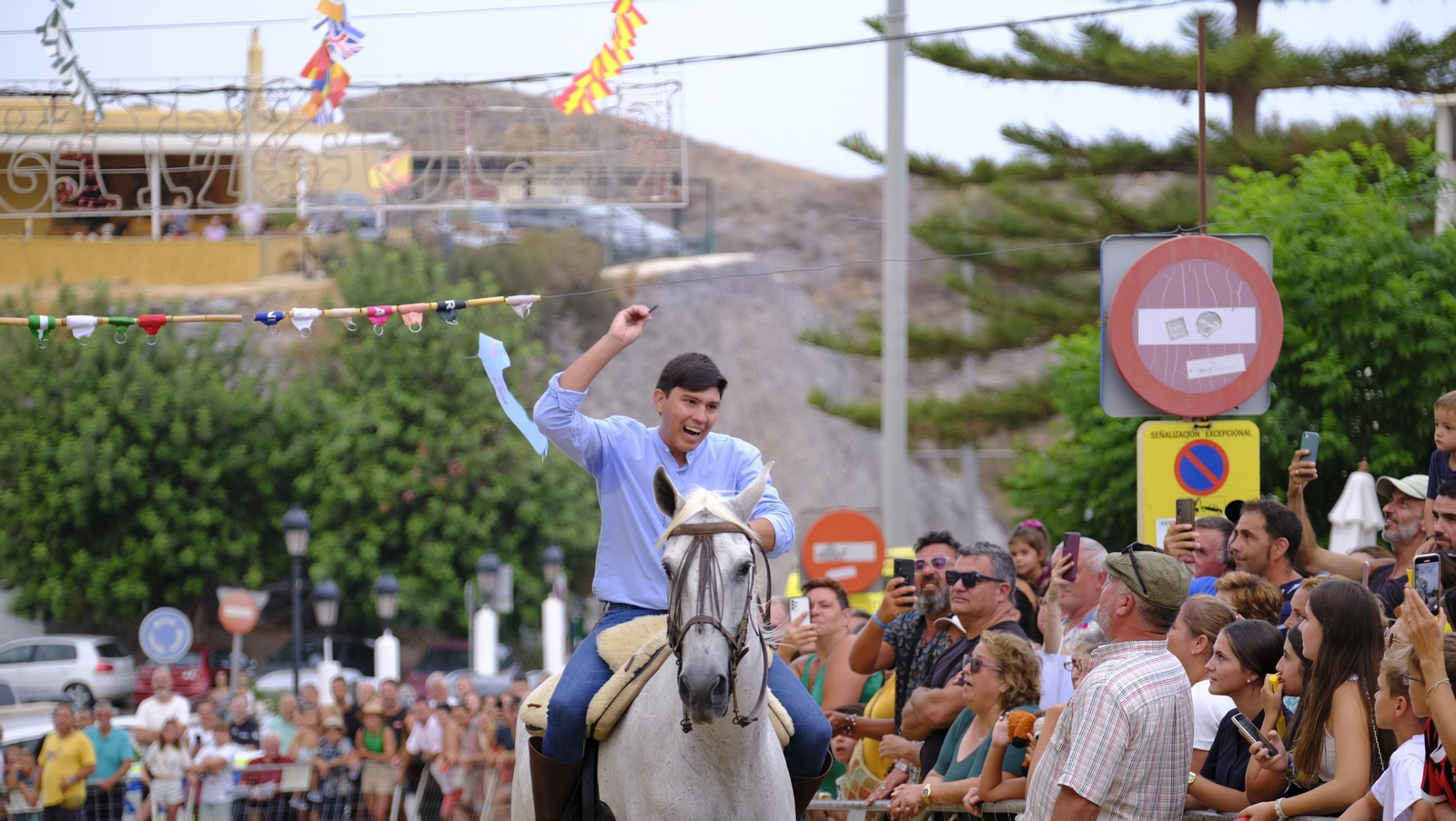 La popular carrera de cintas a caballo de las Fiestas de Mojácar, en imágenes