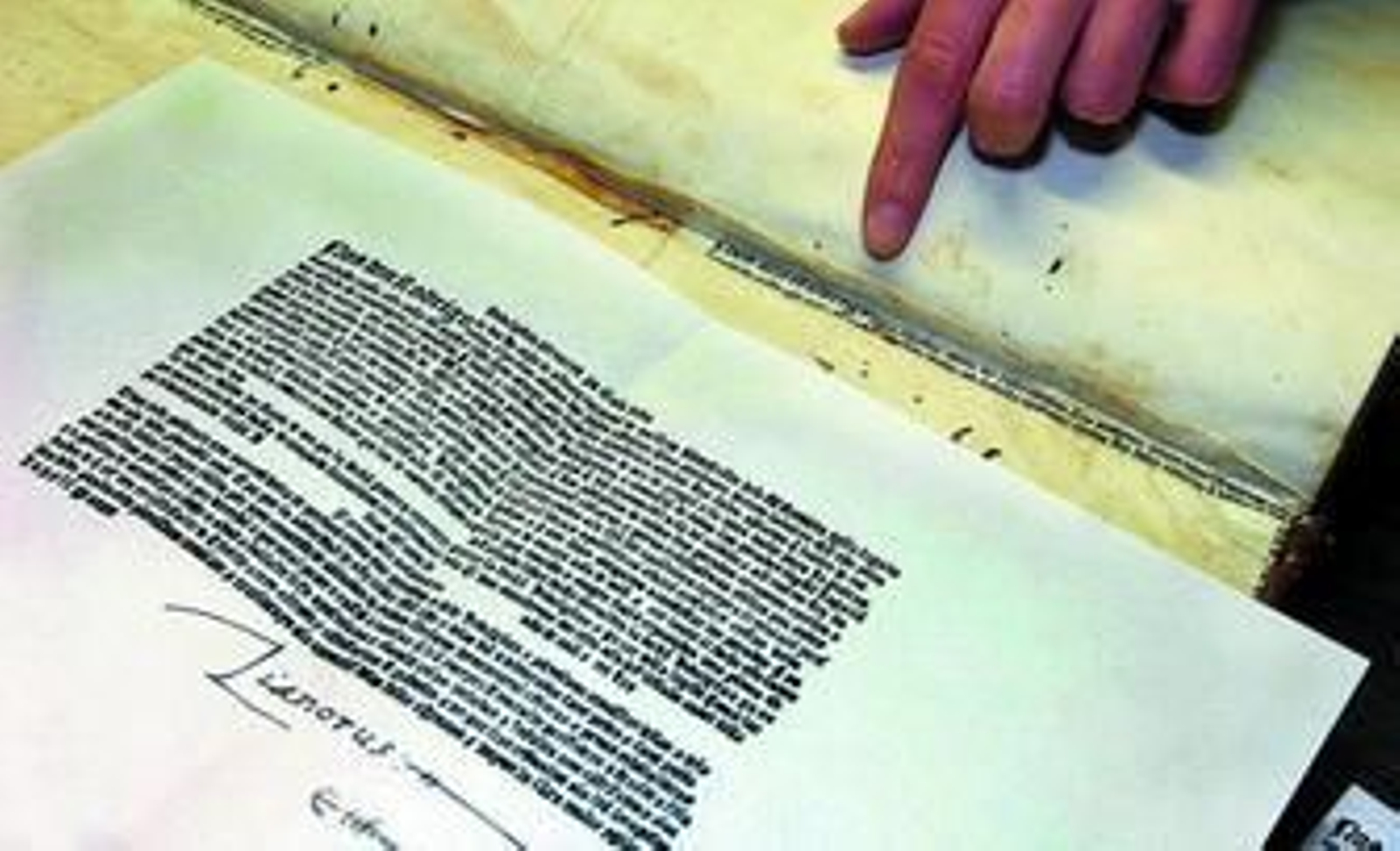 Uno de los técnicos del Archivo de la Catedral de Segovia muestra el impreso fechado en 1473. Uno de los técnicos del Archivo de la Catedral de Segovia muestra el impreso fechado en 1473.
