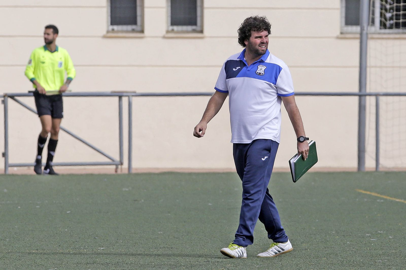 Juan Pedro Ramos se dirige al banquillo en un partido.