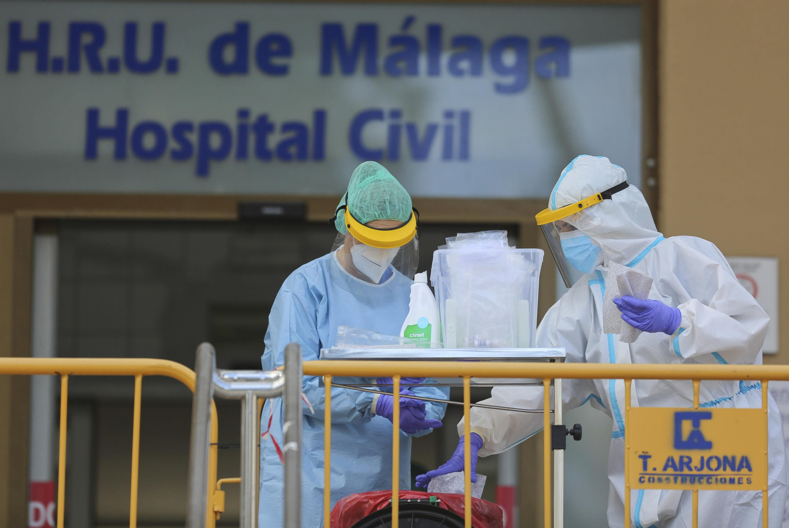 Sanitarios ante el Hospital Civil.