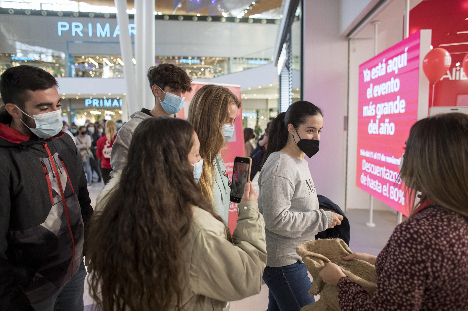 Así ha sido la apertura de AliExpress Plaza en el Centro Comercial Lagoh de Sevilla