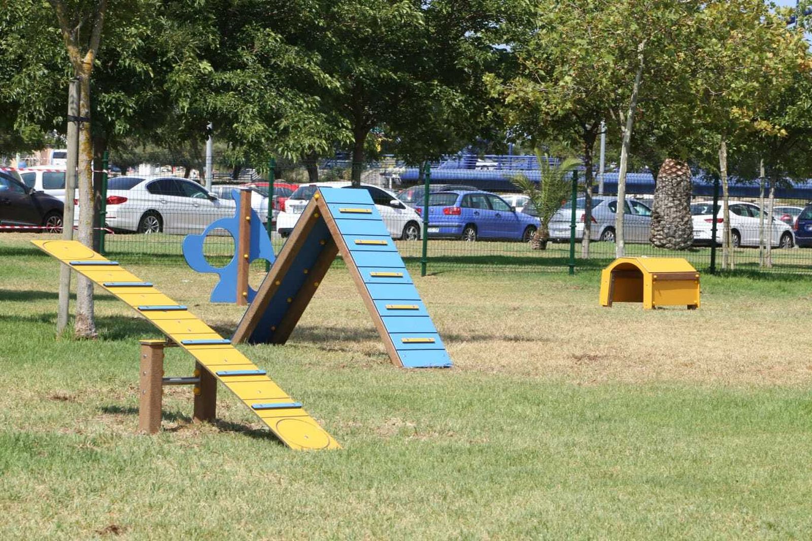 Algunos de los elementos ya instalados en el recinto que acogerá el parque para perros junto al Puente Azul.