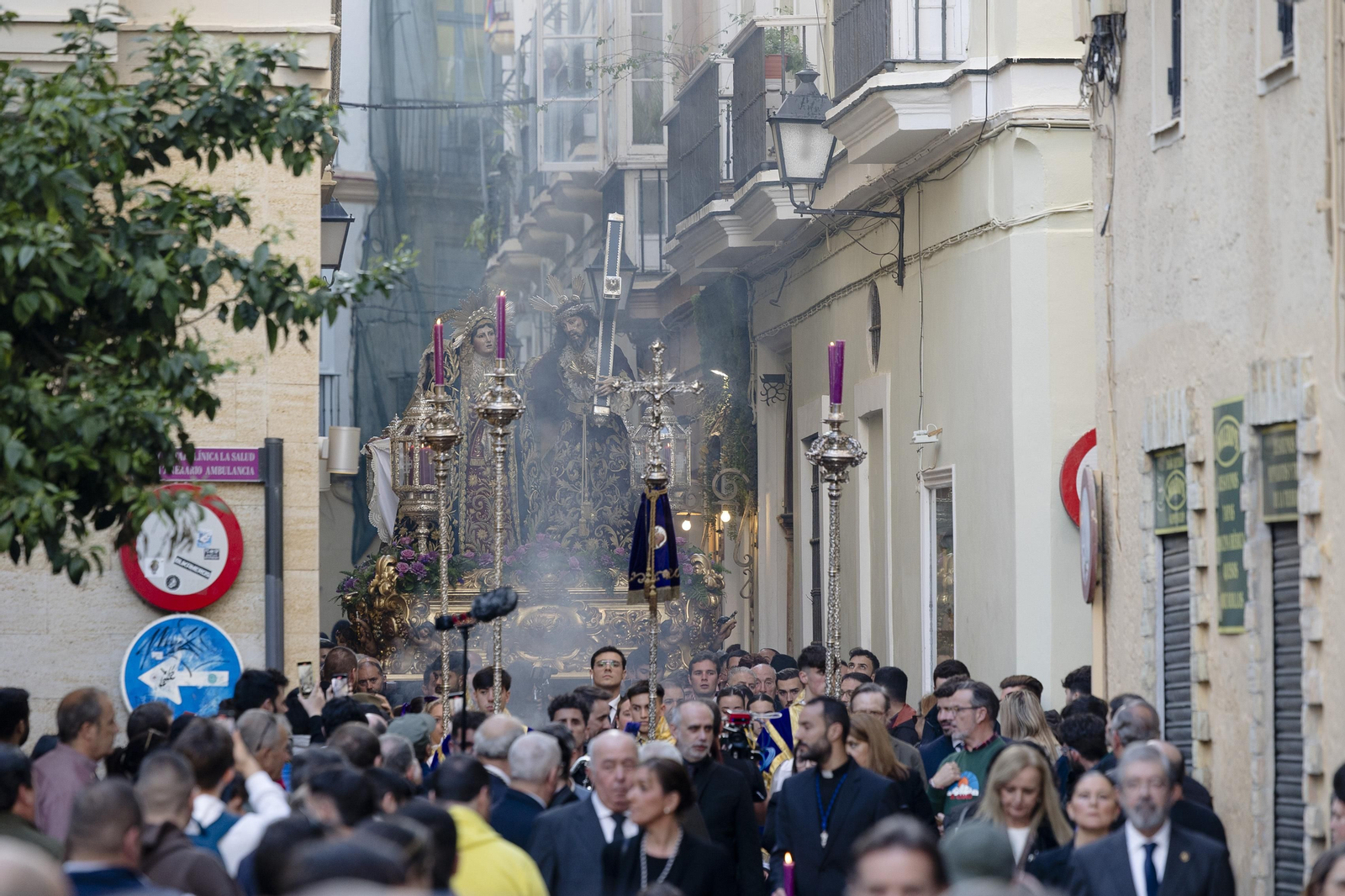 Las imágenes del  vía crucis de las hermandades de Cádiz