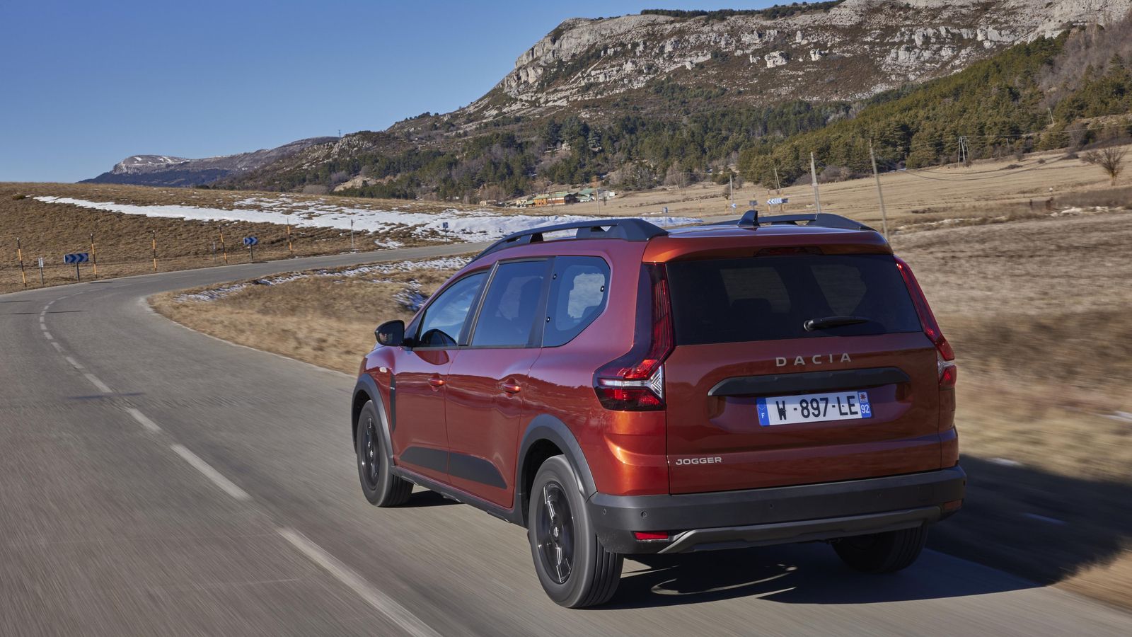 La altura libre respecto al suelo del Jogger le hace más apto para circular fuera del asfalto que muchos SUV aunque, como también bastantes de estos, ni tiene ruedas adecuadas para ello ni tampoco tracción total: siempre es de tracción delantera.