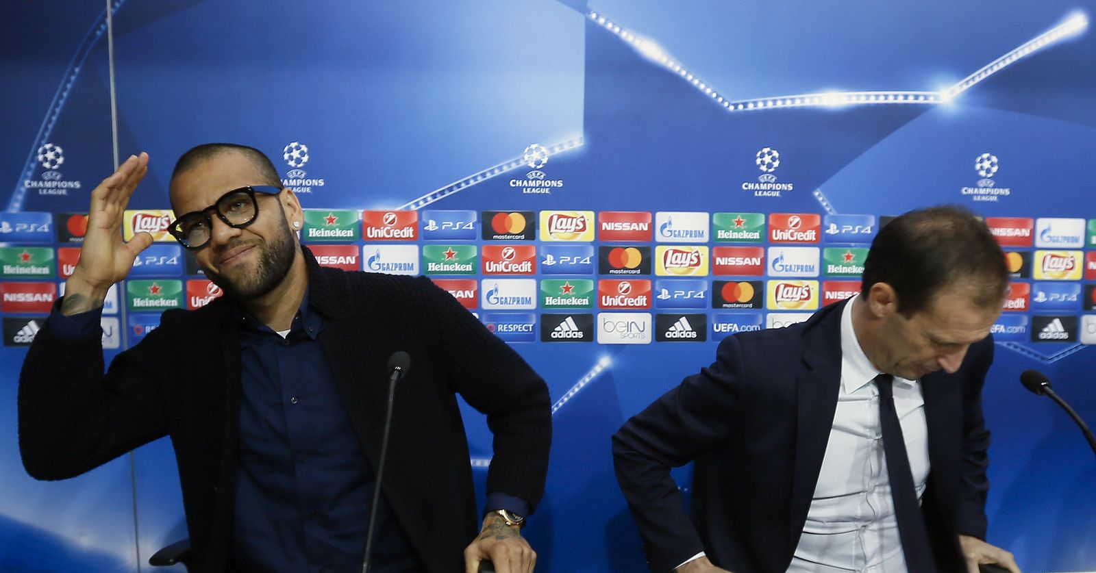 Alves, con Allegri en la sala de prensa del Sánchez-Pizjuán.