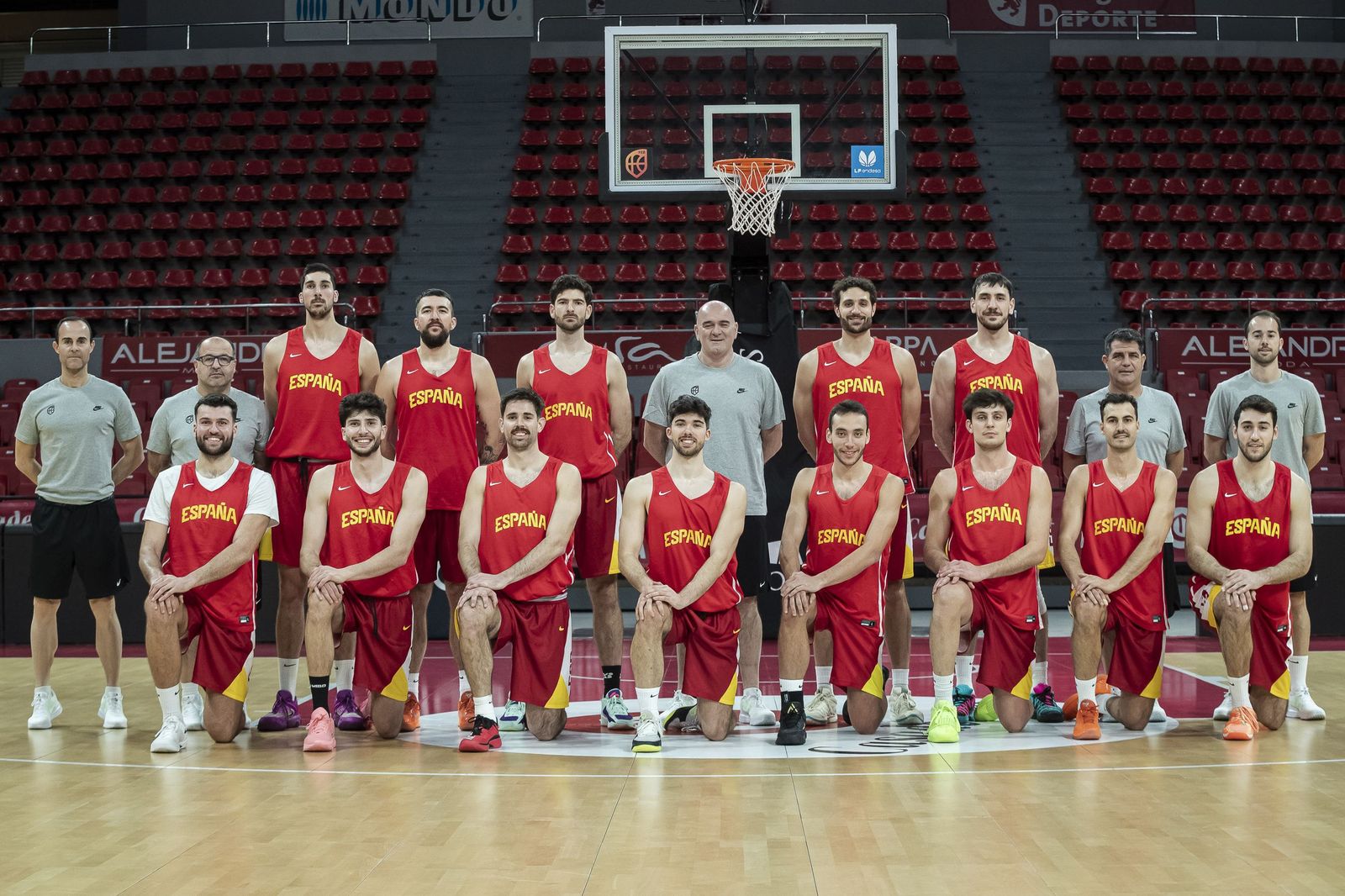 Foto de equipo de la selección española de baloncesto 3x3 junto a su cuerpo técnico.