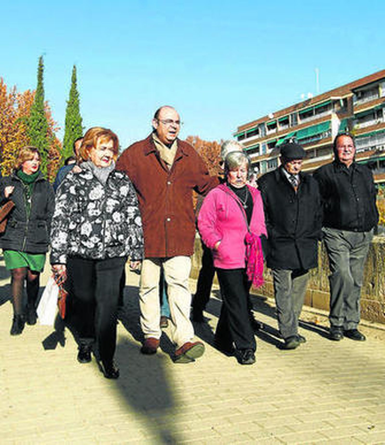 Sebastián Pérez junto a mayores granadinos ayer por la Fuente de la Bicha.