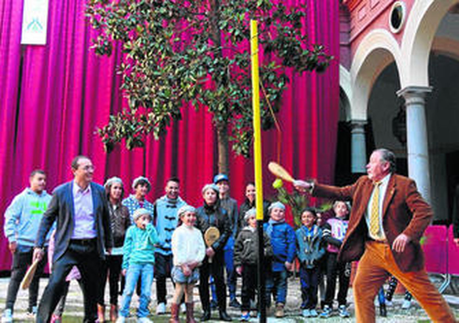 Los concejales Fernando Egea y Vicente Aguilera no dudaron en echarse una partida al spiribol.