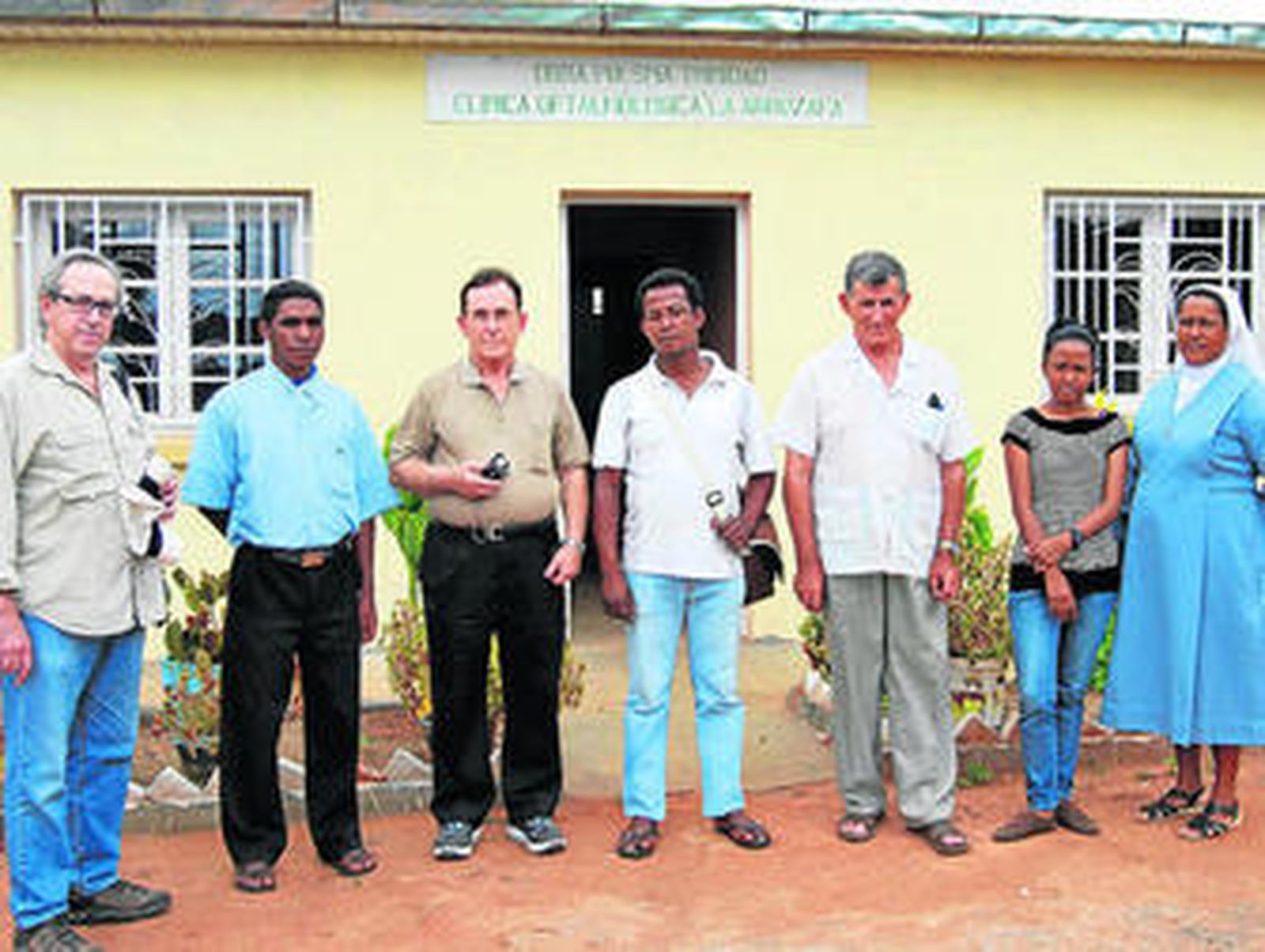 Miembros de la orden Trinitaria y de la fundación frente a la fachada de la consulta.