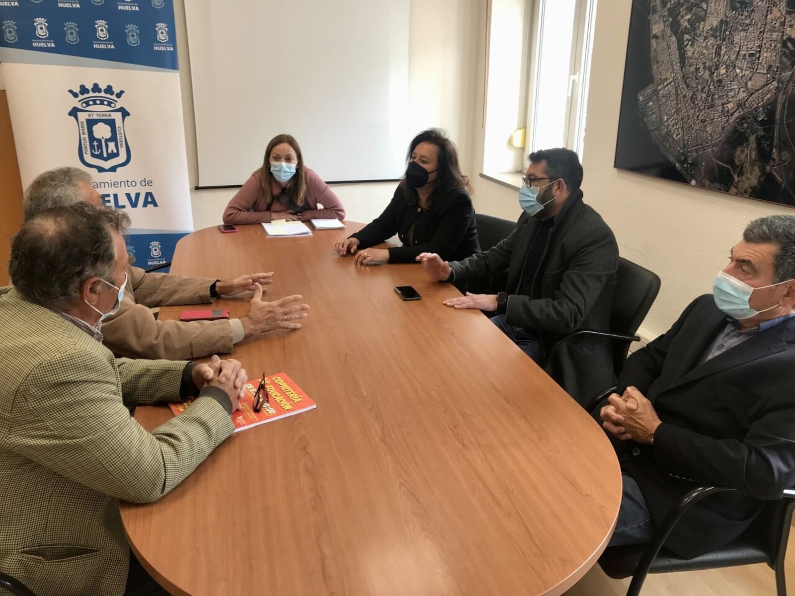 Un momento de la reunión del Ayuntamiento con representantes de La Ribera.