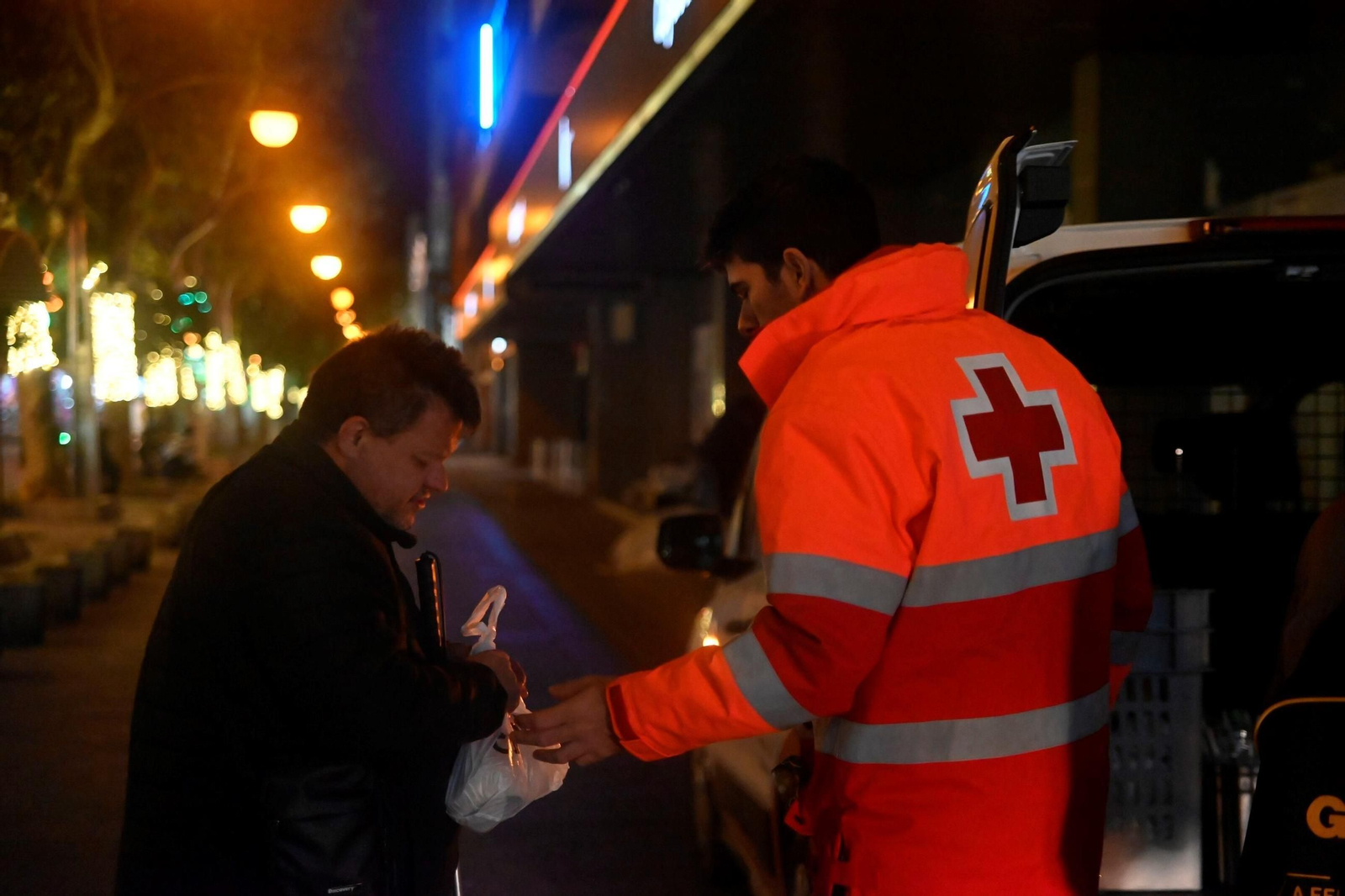 Una noche en la calle con la Cruz Roja de Córdoba, en imágenes