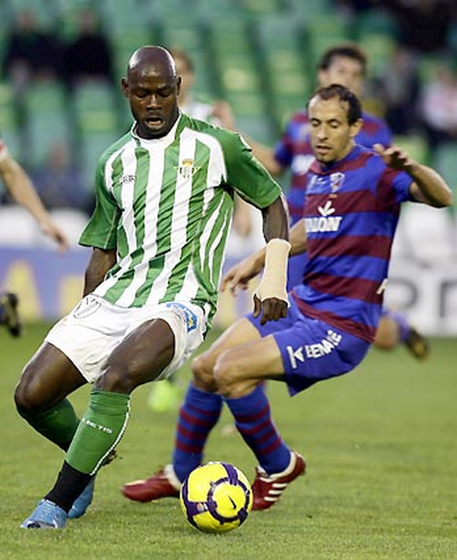 El Betis deja escapar dos puntos ante el Huesca (1-1) en los últimos compases de un partido en el que los de Antonio Tapia terminaron con dos expulsados.

Foto: Antonio Pizarro